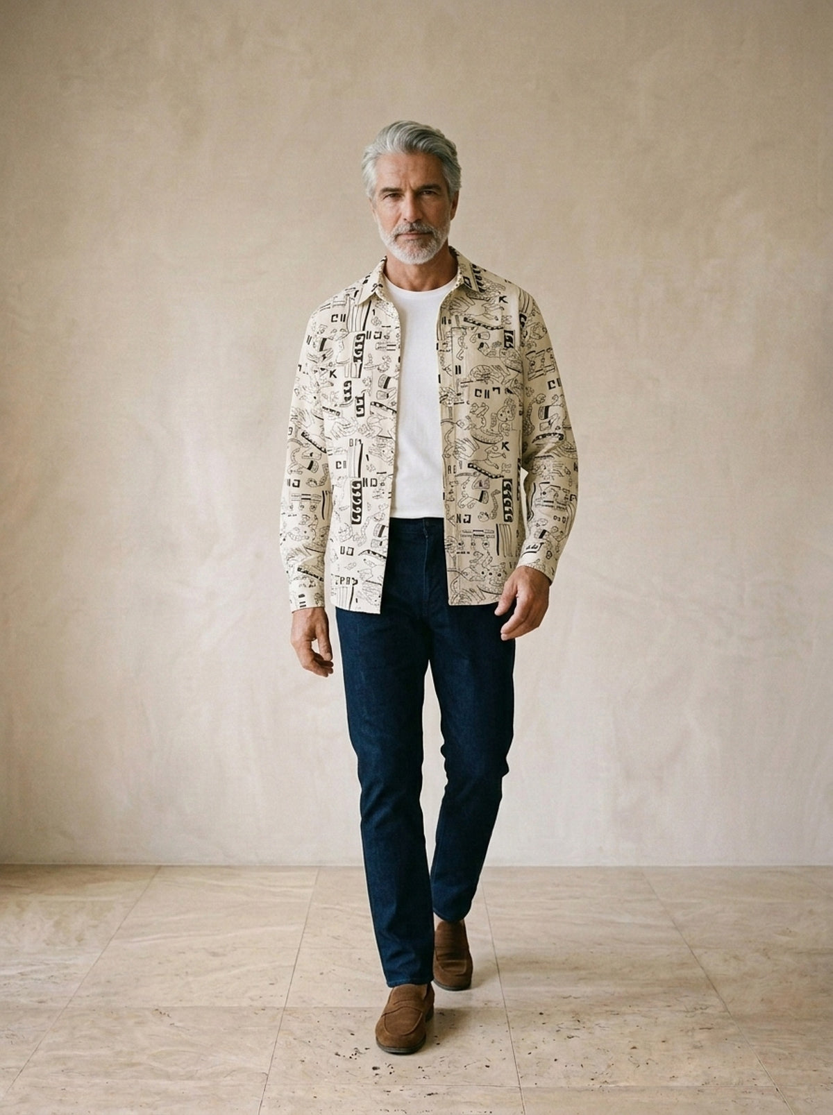 Bege | Camisa estampa de traços Lourmarin bege – corpo inteiro, modelo caminhando