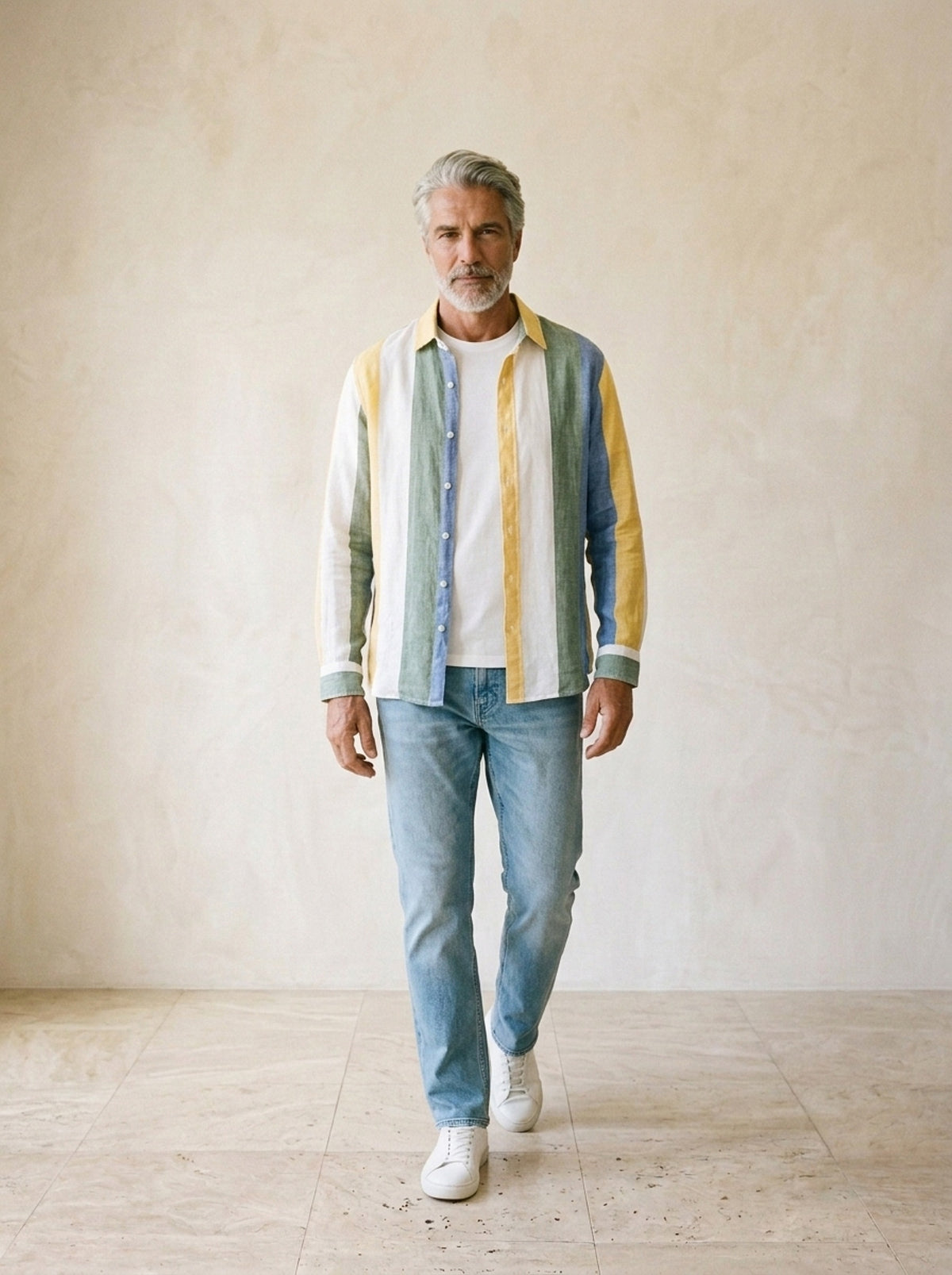 Amarelo | Camisa de linho listras largas Lucca amarelo – corpo inteiro, modelo caminhando