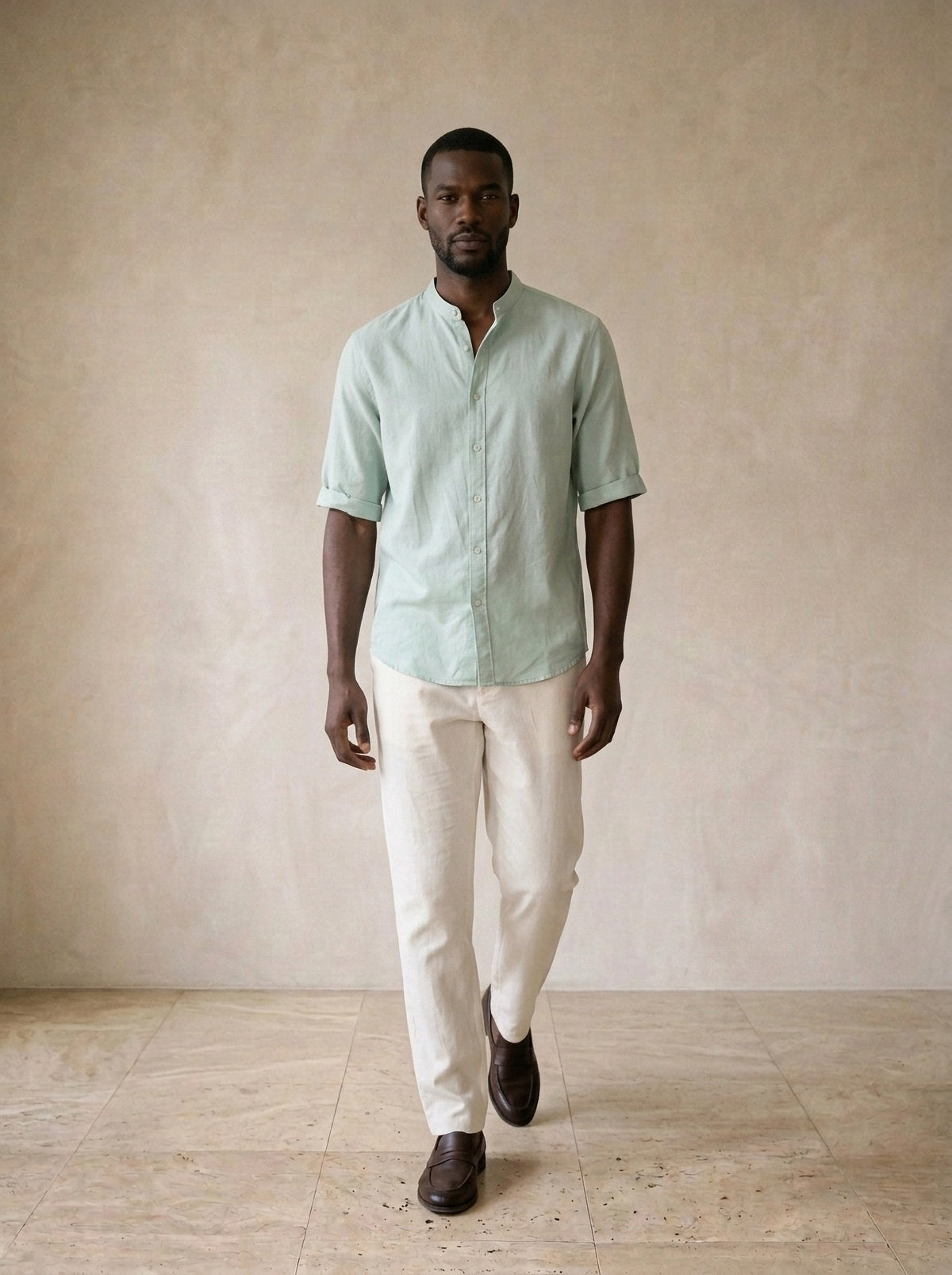 Verde-claro | Camisa social slim Lucerna verde-claro – corpo inteiro, modelo caminhando