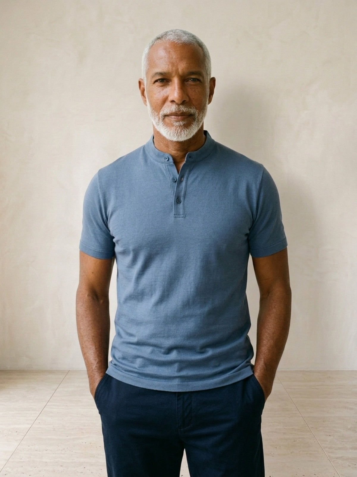 Azul | Camisa polo de algodão slim Sartong Lugano azul – vista de frente, recorte próximo