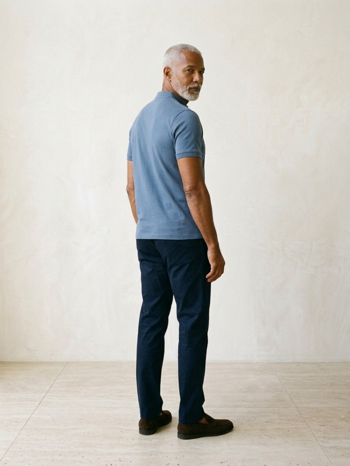 Azul | Camisa polo de algodão slim Sartong Lugano azul – costas, olhando por cima do ombro