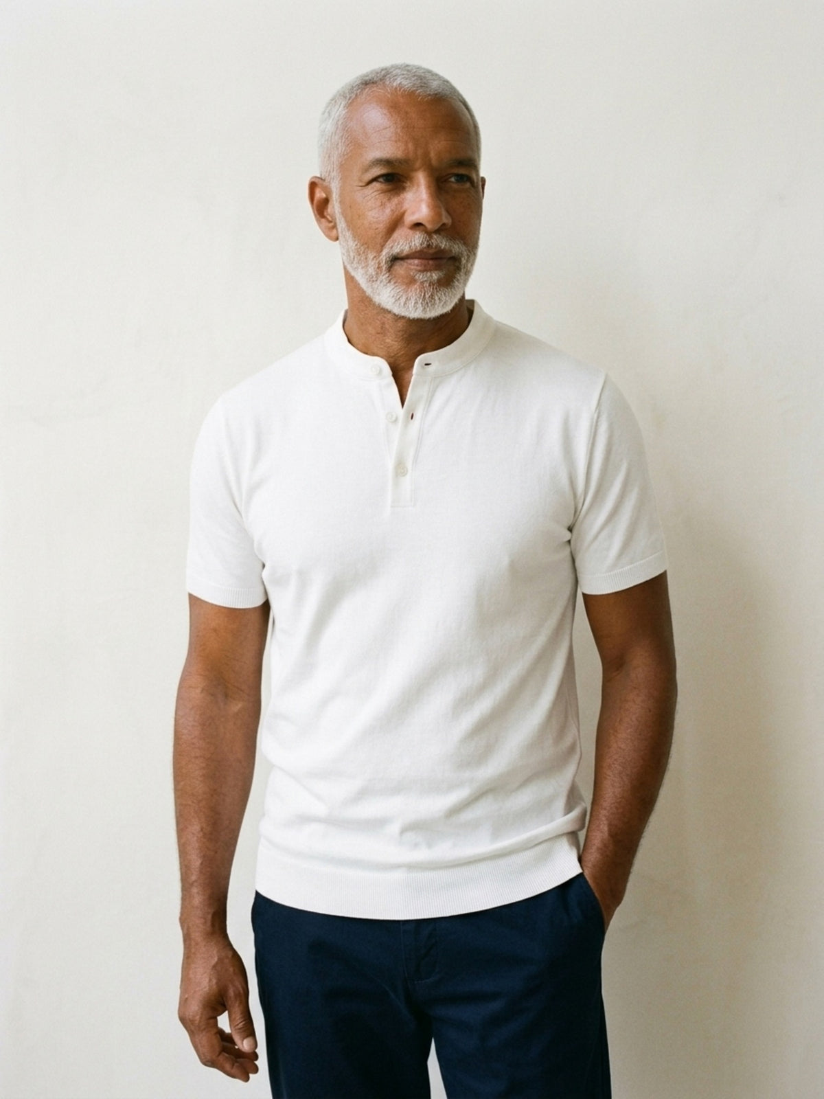 Branco | Camisa polo de algodão slim Sartong Lugano branco – vista de frente, recorte próximo