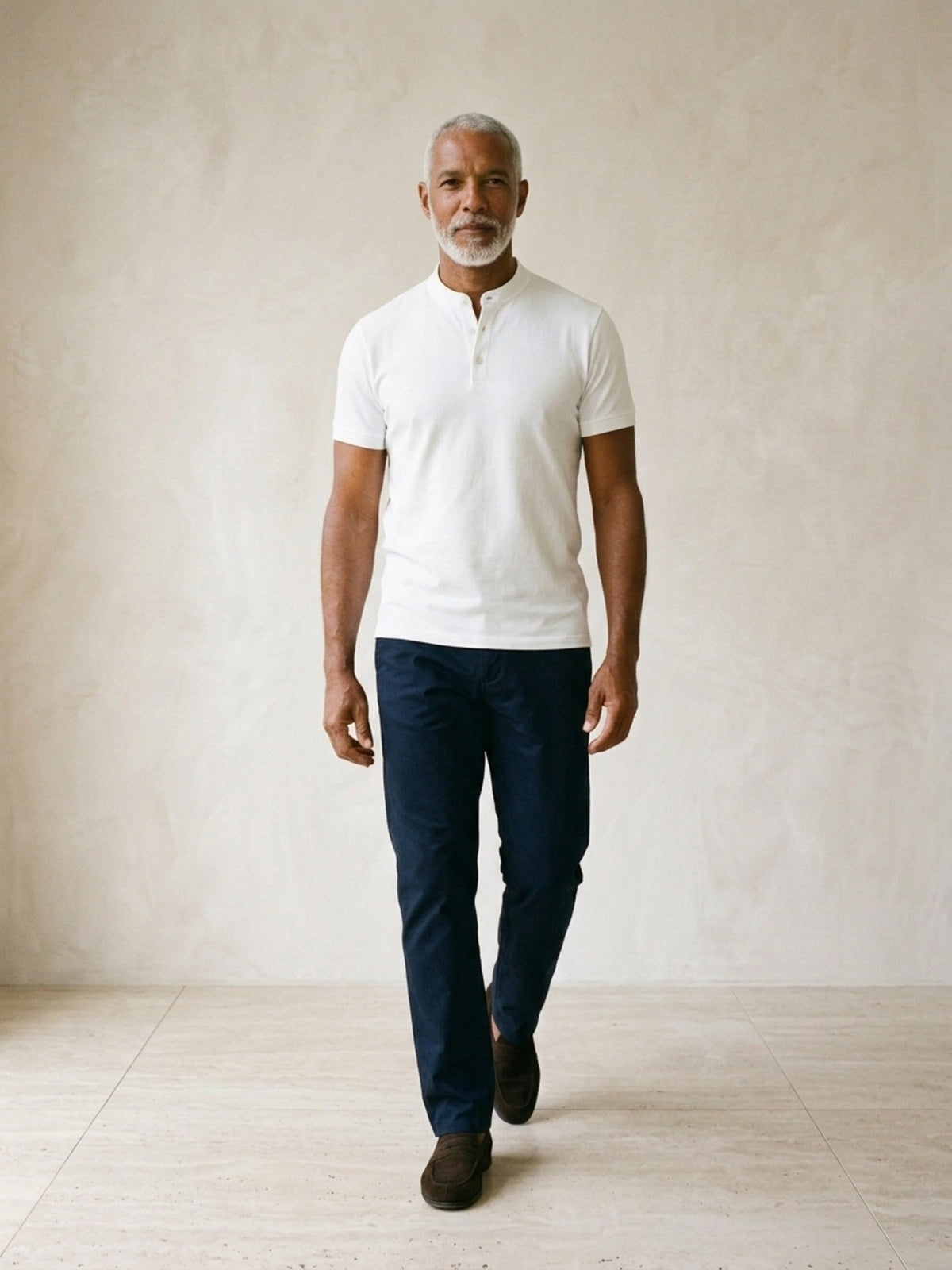 Branco | Camisa polo de algodão slim Sartong Lugano branco – corpo inteiro, modelo caminhando