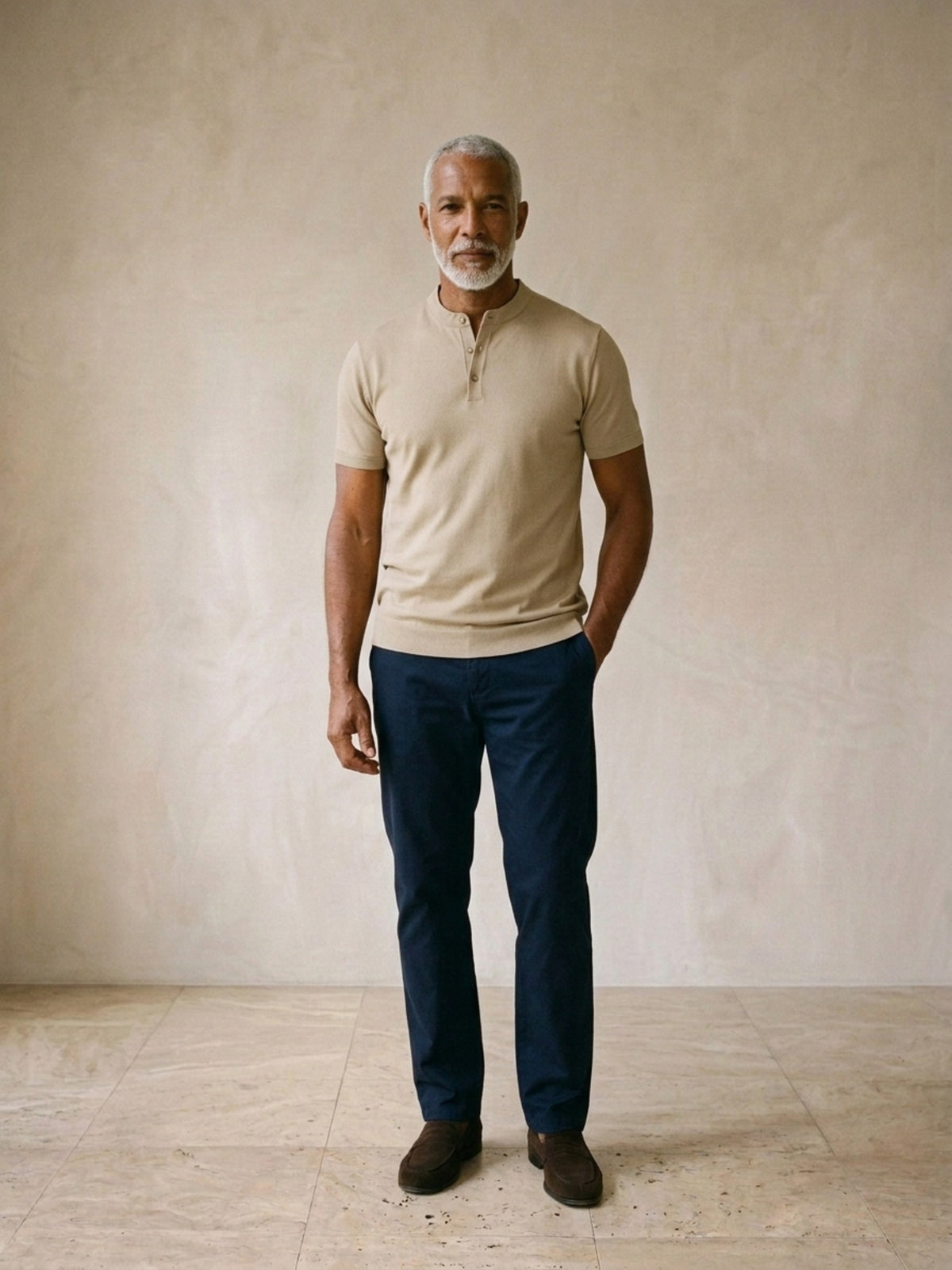 Caqui | Camisa polo de algodão slim Sartong Lugano caqui – vista de frente no modelo