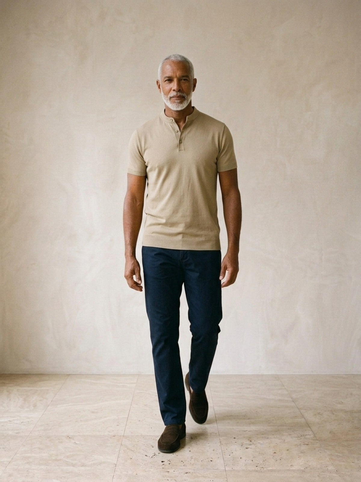Caqui | Camisa polo de algodão slim Sartong Lugano caqui – modelo caminhando