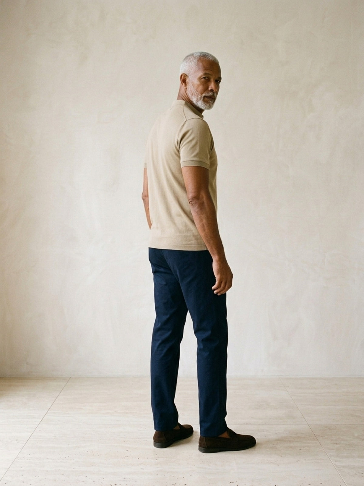 Caqui | Camisa polo de algodão slim Sartong Lugano caqui – costas, olhando por cima do ombro