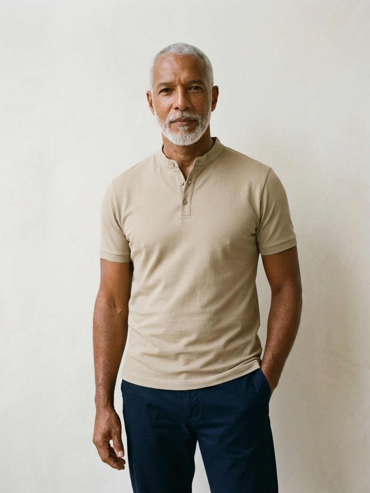 Caqui | Camisa polo de algodão slim Sartong Lugano caqui – detalhe da gola padre e dos botões