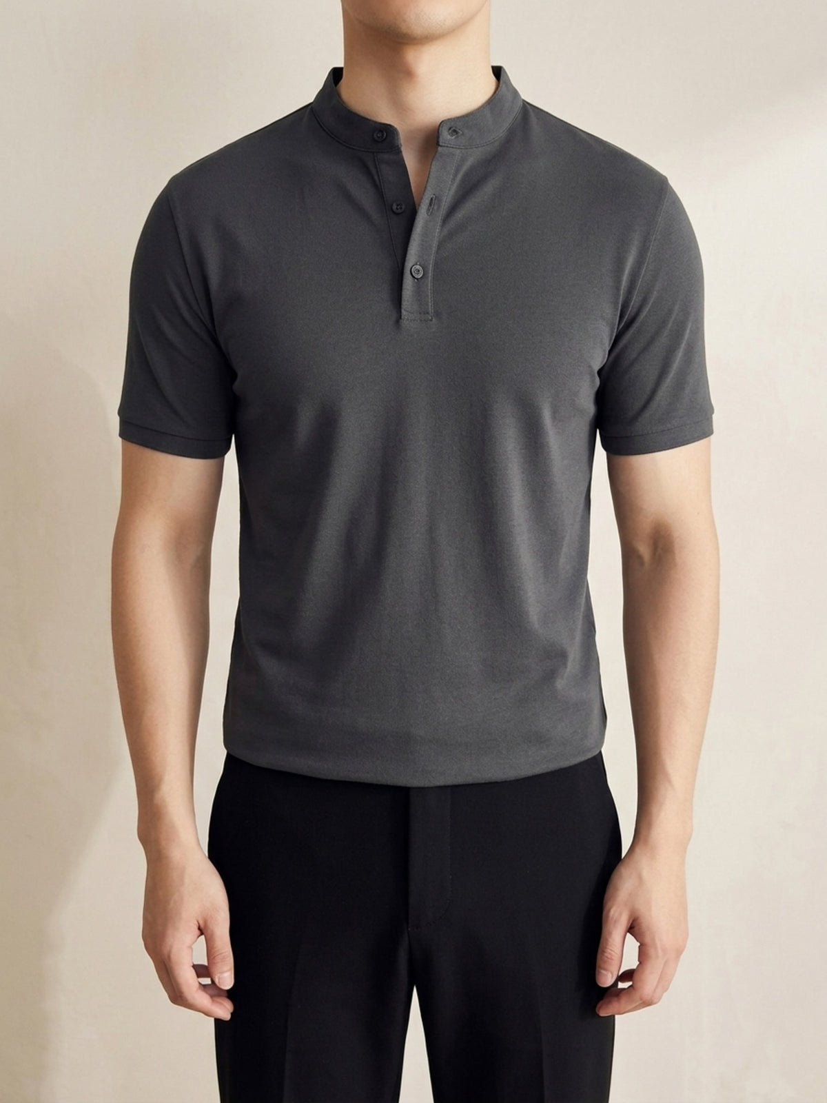 Cinza-chumbo | Camisa polo de algodão slim Sartong Lugano cinza-chumbo – peça no corpo, foto de produto