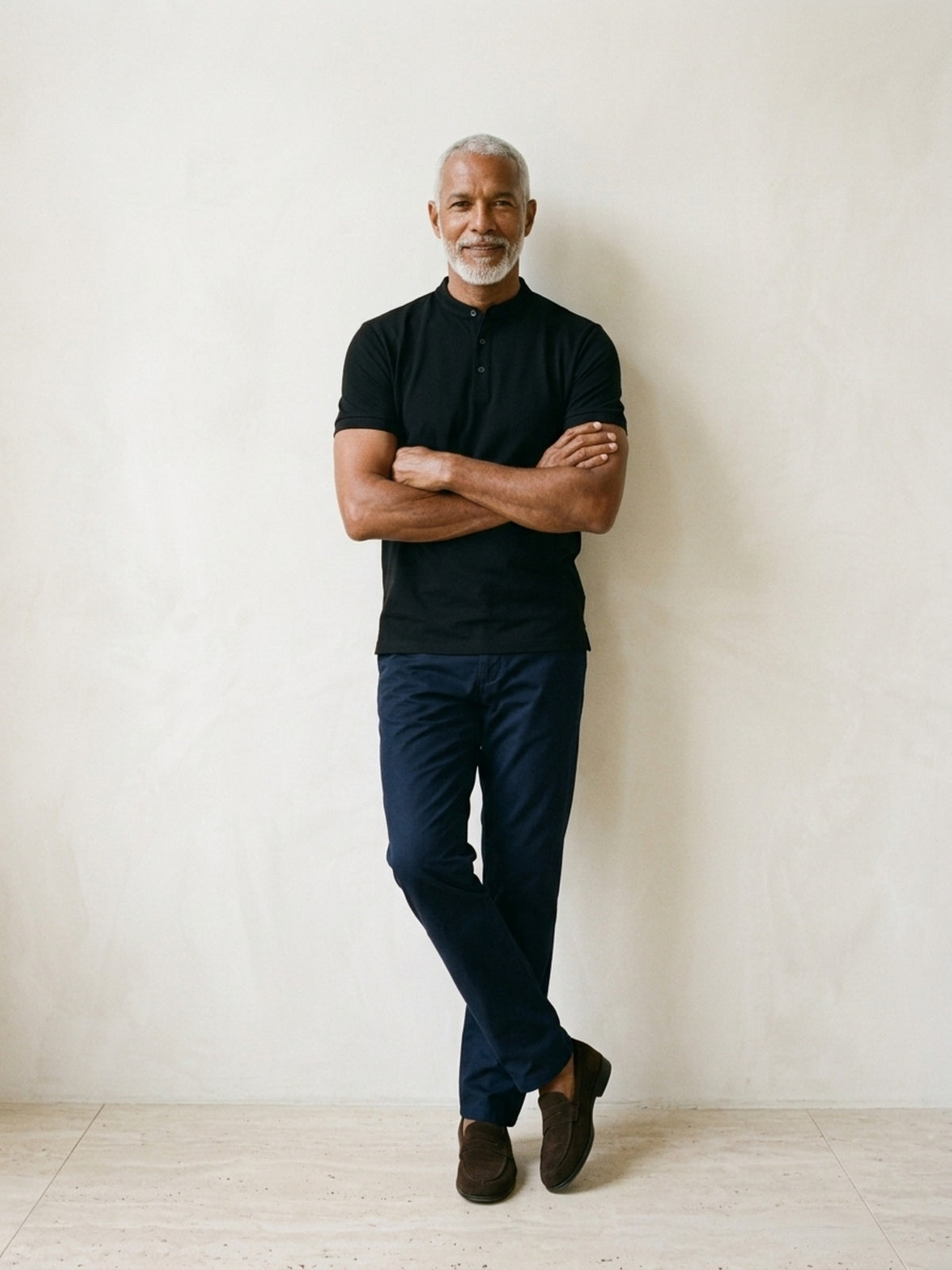 Preto | Camisa polo de algodão slim Sartong Lugano preto – modelo encostado na parede