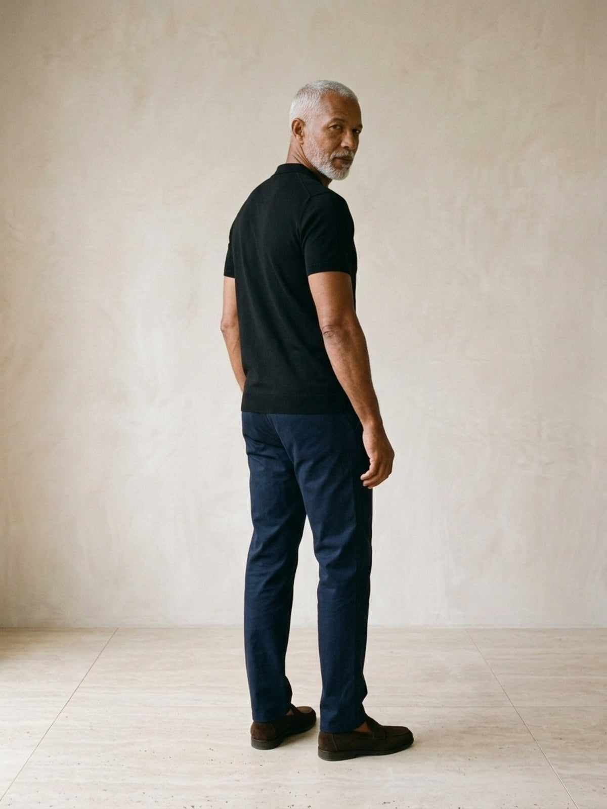 Preto | Camisa polo de algodão slim Sartong Lugano preto – costas, olhando por cima do ombro