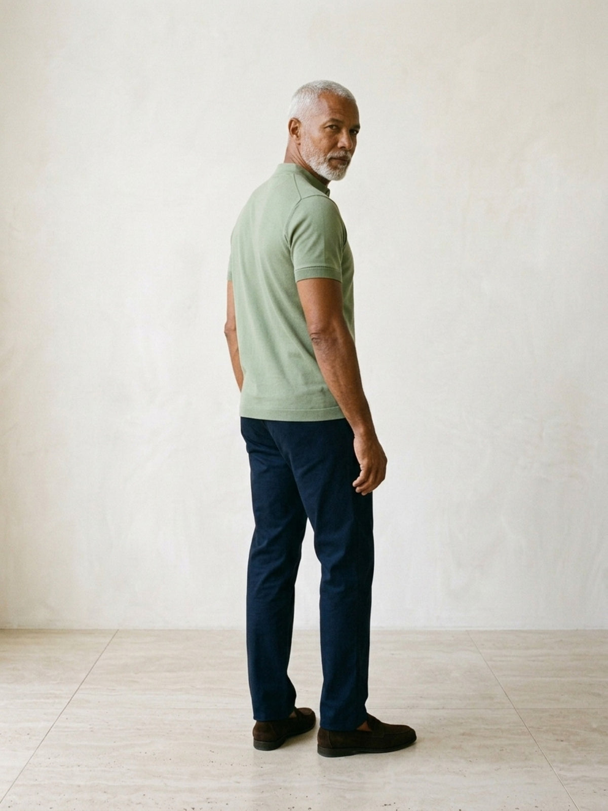 Verde-claro | Camisa polo de algodão slim Sartong Lugano verde-claro – costas, olhando por cima do ombro