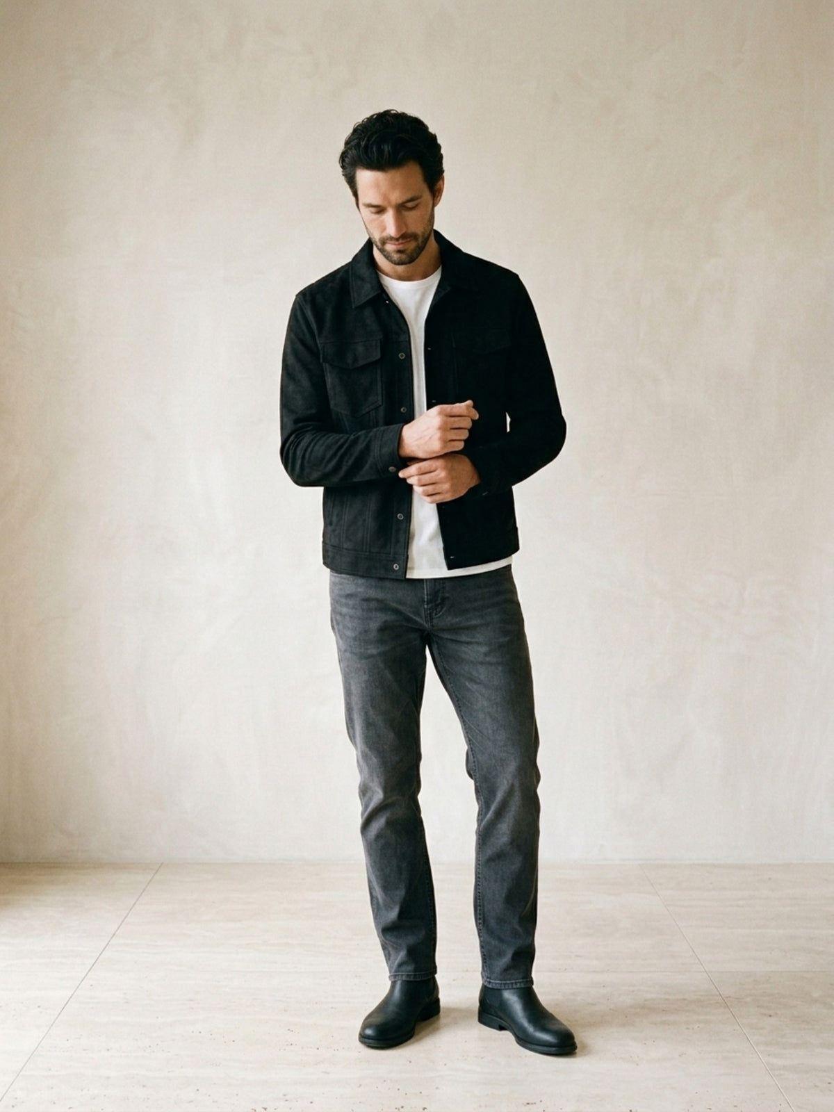 Preto | Jaqueta de camurça Sartong Luxemburgo preto – modelo ajustando a manga