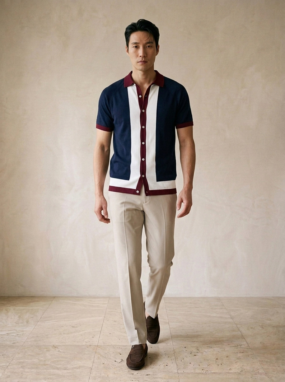 Camisa de tricô retrô Maddalena – corpo inteiro, modelo caminhando