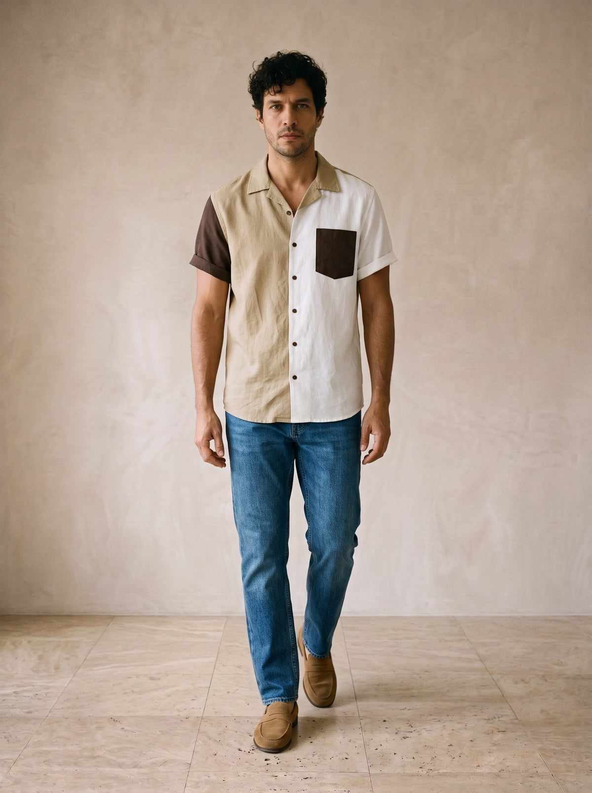 Camisa de linho bicolor Madrid – corpo inteiro, modelo caminhando