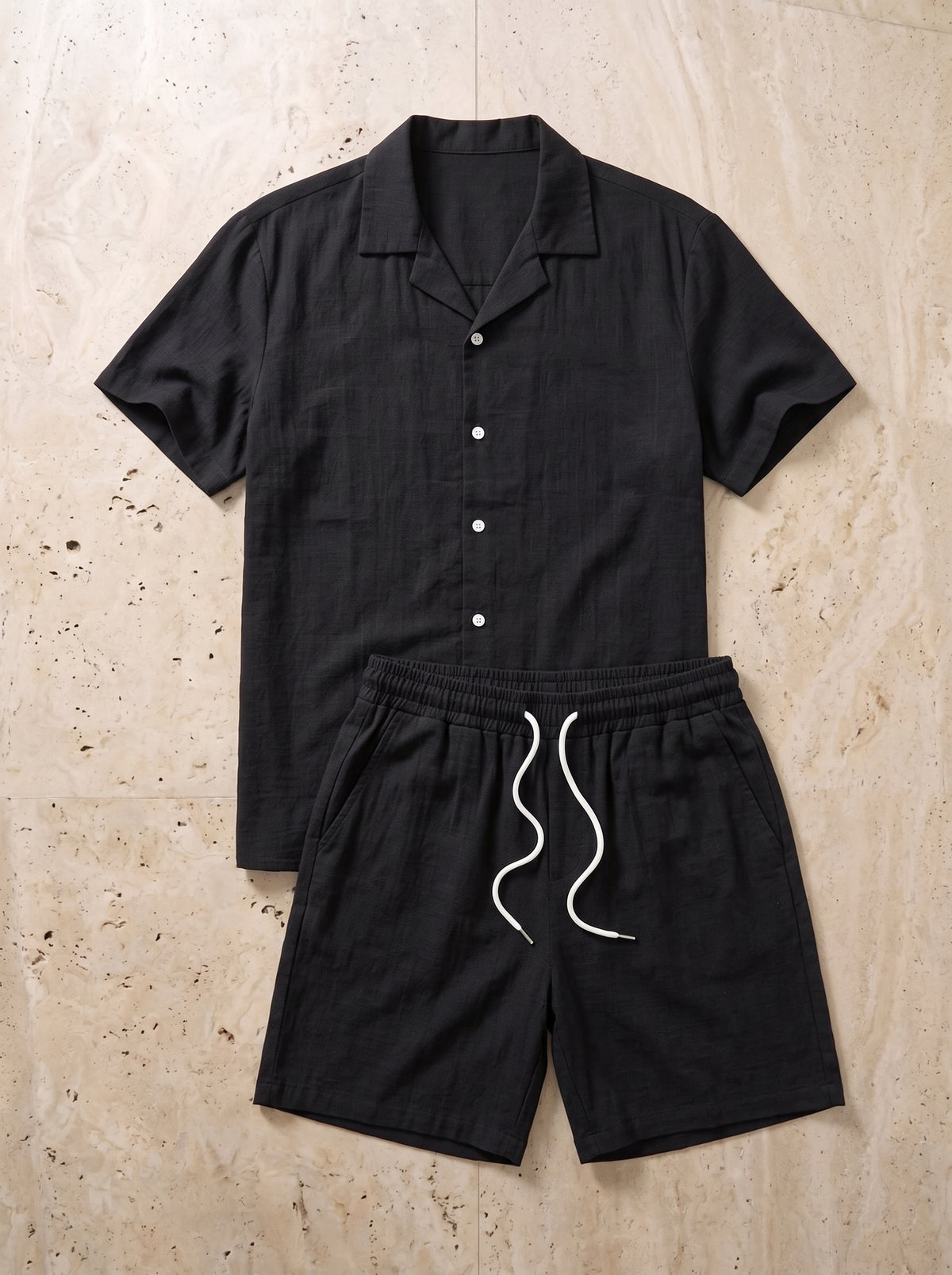 Preto | Conjunto camisa gola cubana texturizada e short Mahón preto – peça sozinha vista de cima