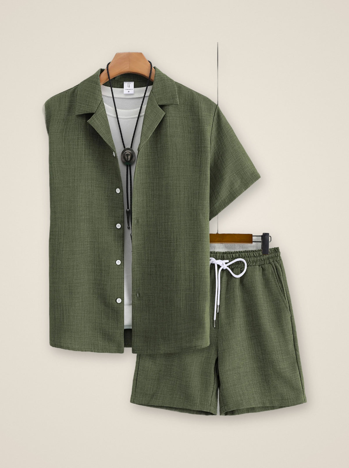 Verde-militar | Conjunto camisa gola cubana texturizada e short Mahón verde-militar – foto original do fornecedor