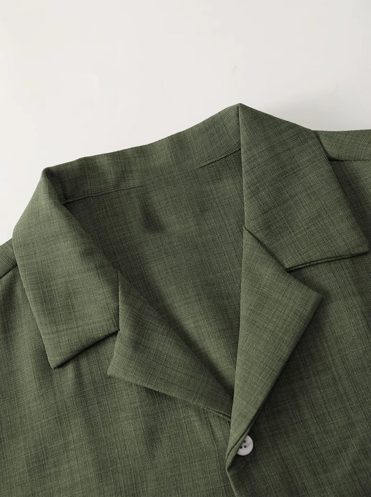 Verde-militar | Conjunto camisa gola cubana texturizada e short Mahón verde-militar – detalhe da gola cubana