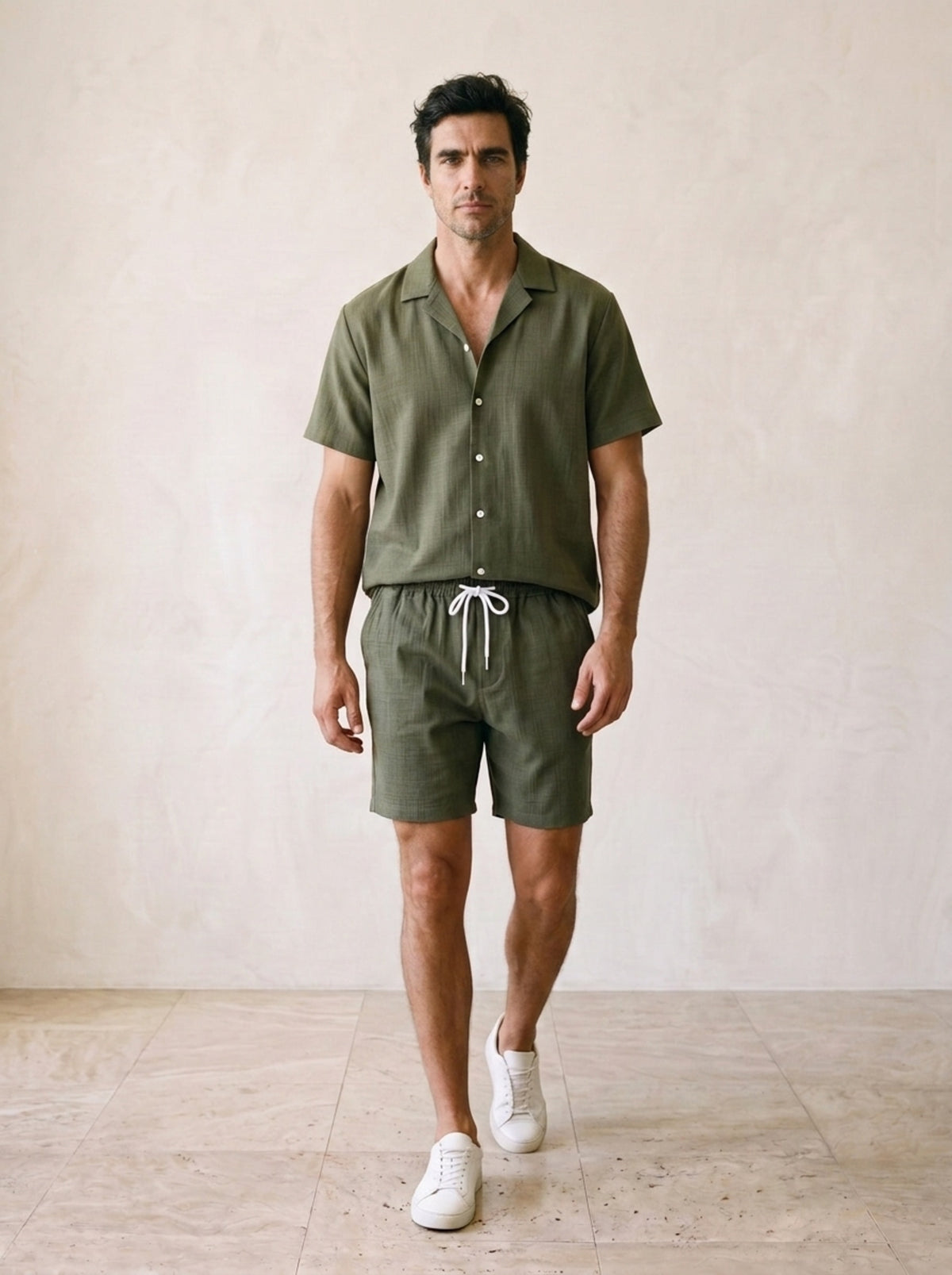 Verde-militar | Conjunto camisa gola cubana texturizada e short Mahón verde-militar – corpo inteiro, modelo caminhando