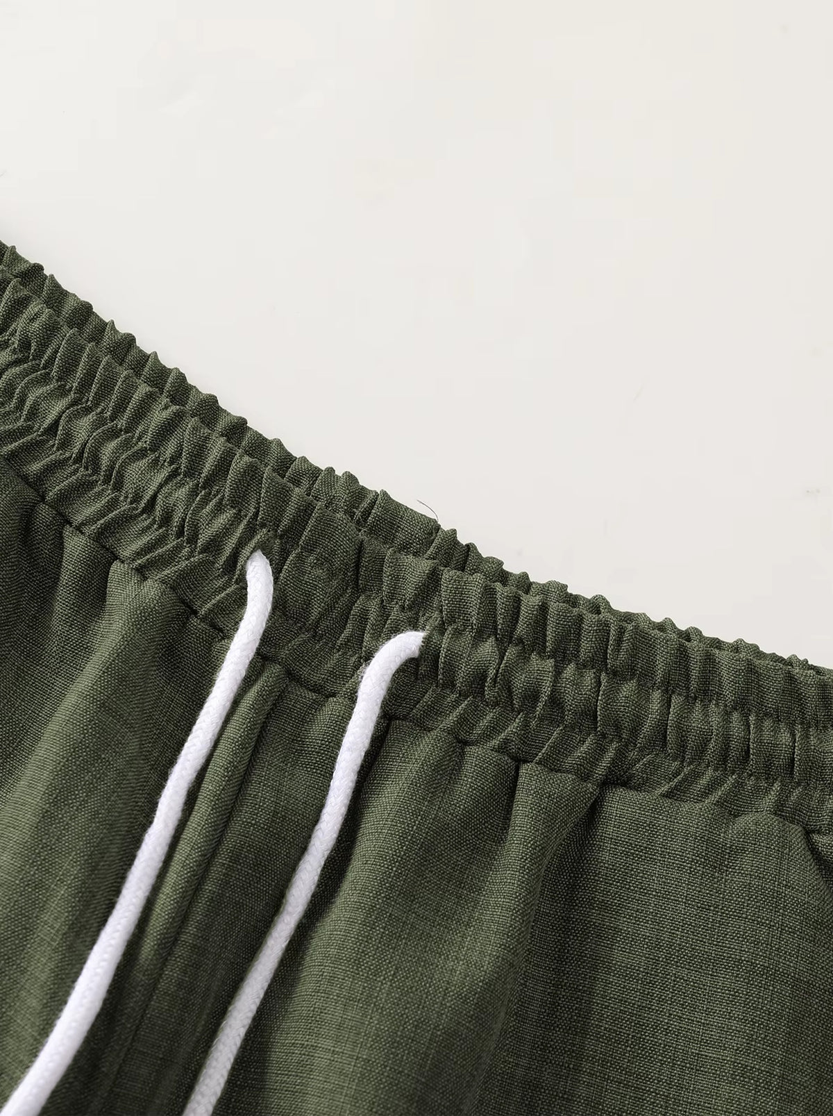 Verde-militar | Conjunto camisa gola cubana texturizada e short Mahón verde-militar – detalhe do cós com cordão