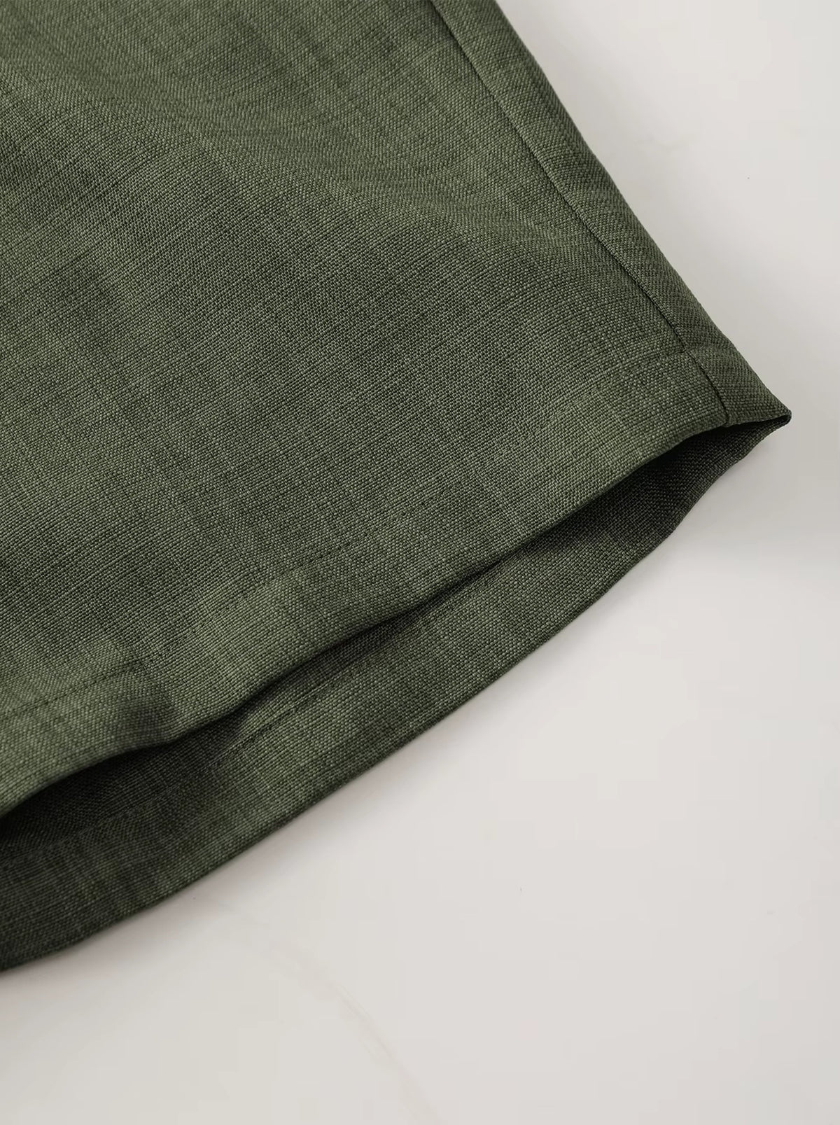 Verde-militar | Conjunto camisa gola cubana texturizada e short Mahón verde-militar – detalhe da manga e da textura