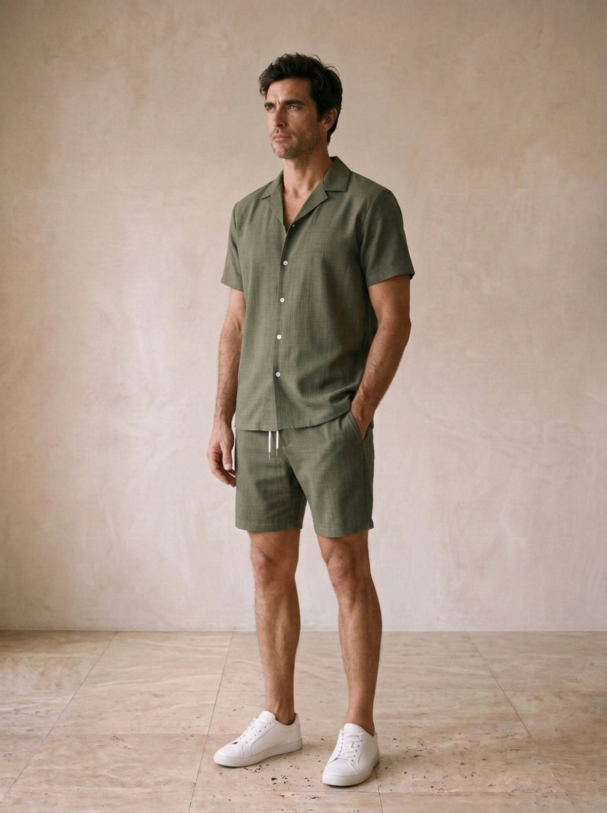 Verde-militar | Conjunto camisa gola cubana texturizada e short Mahón verde-militar – vista três quartos