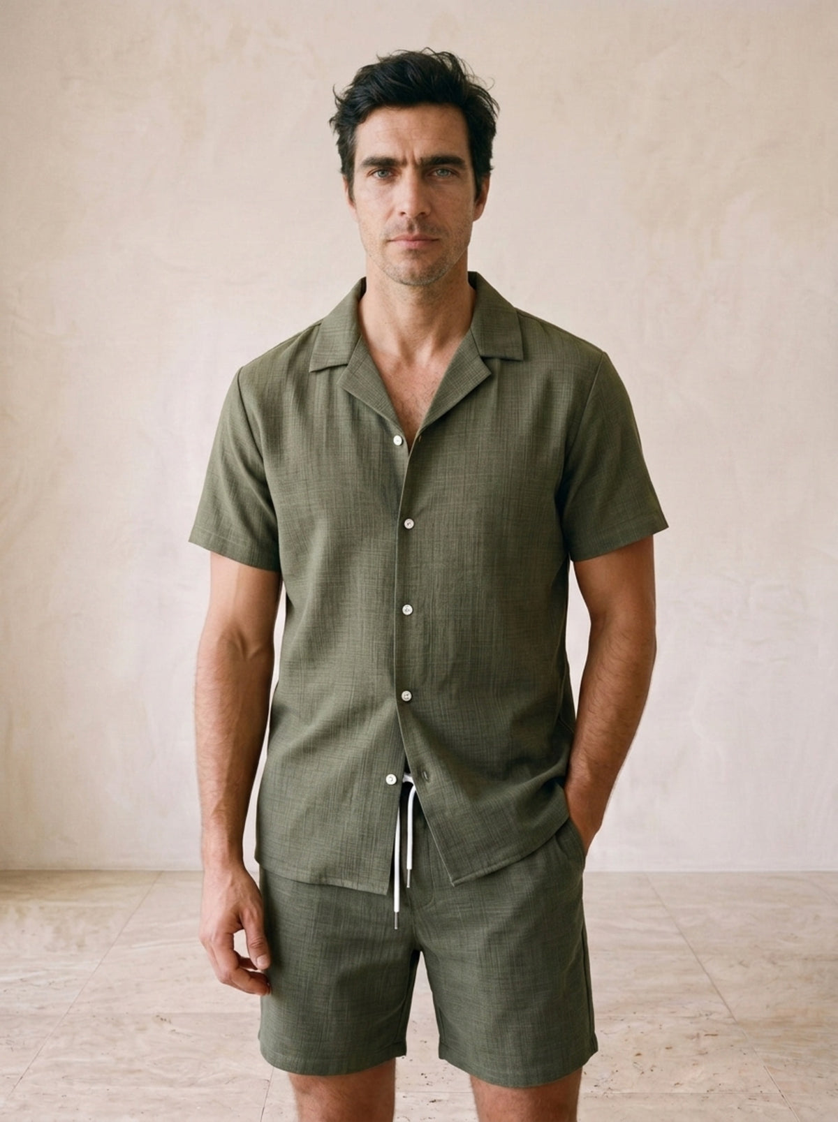 Verde-militar | Conjunto camisa gola cubana texturizada e short Mahón verde-militar – no corpo, vista de frente