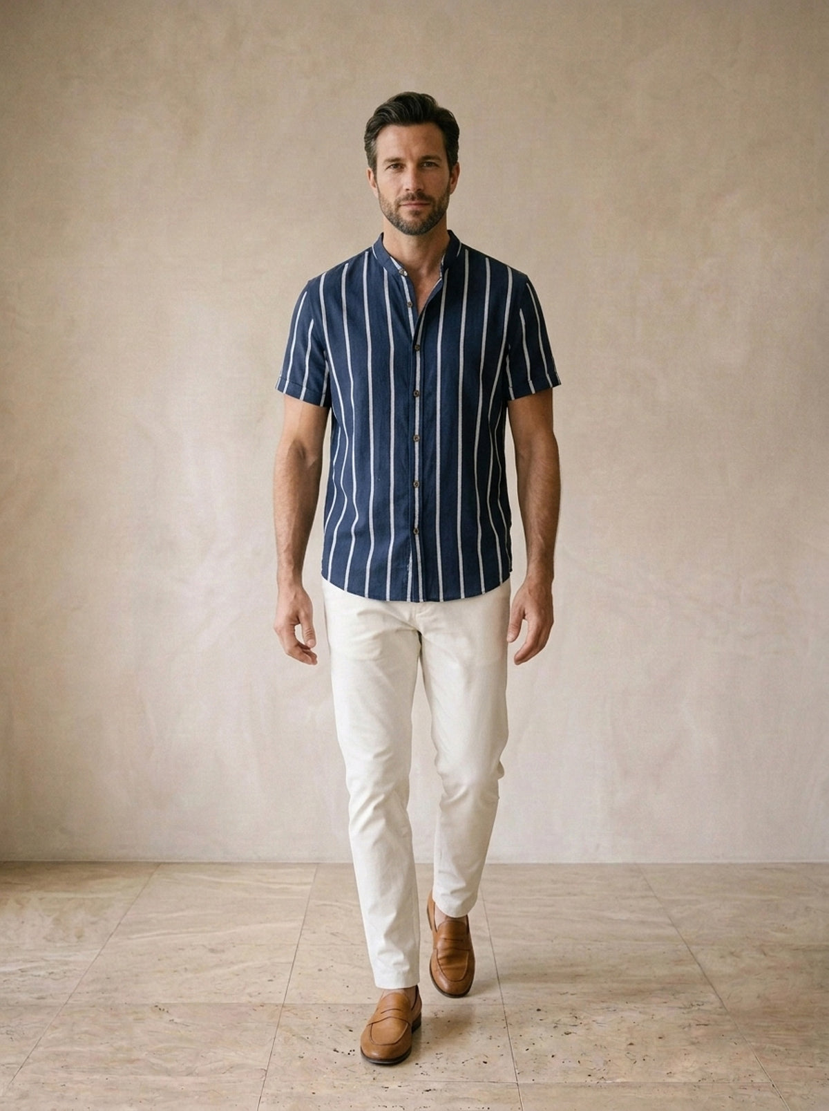 Camisa gola padre listrada Mallorca – corpo inteiro, modelo caminhando