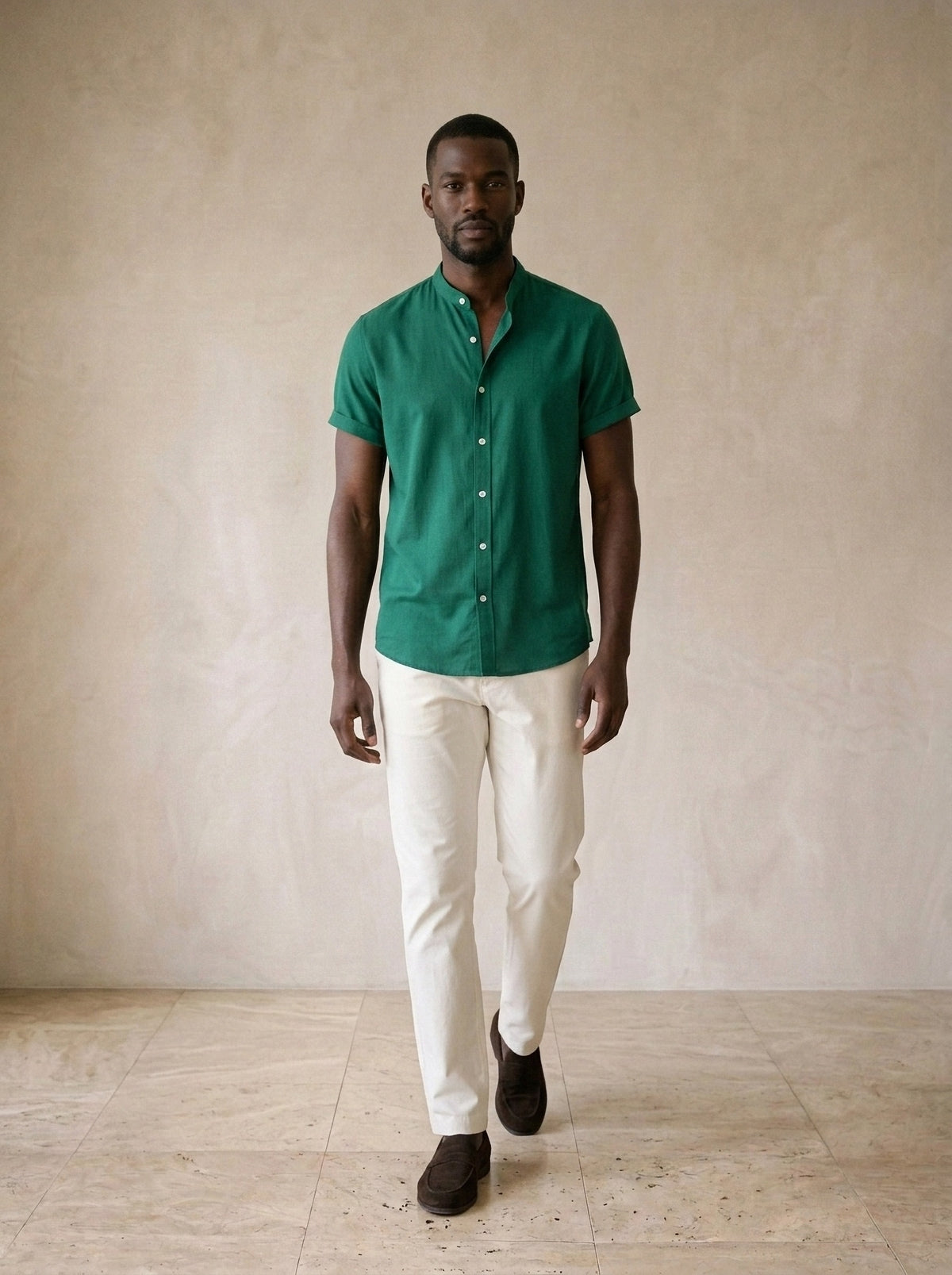 Verde | Camisa social slim Malmö verde – corpo inteiro, modelo caminhando