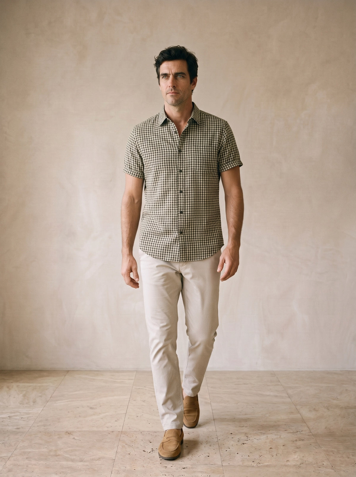 Camisa xadrez miúdo manga curta Mantova – corpo inteiro, modelo caminhando