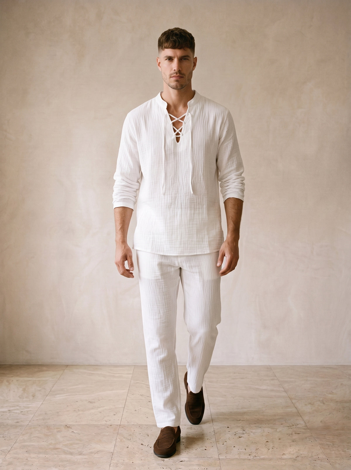 Branco | Conjunto bata e calça de algodão Marbella branco – corpo inteiro, modelo caminhando