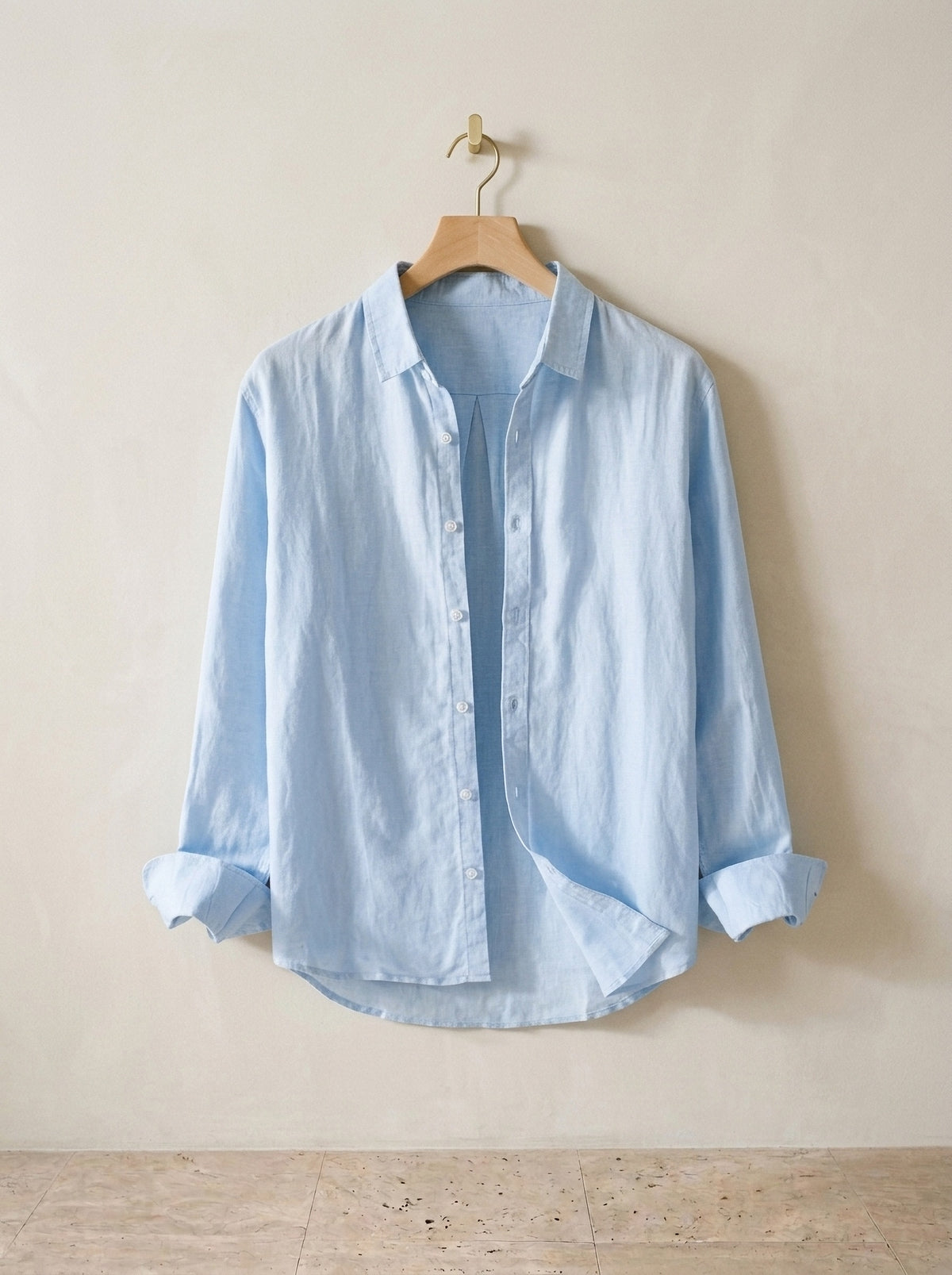 Azul-claro | Camisa social de linho slim Marselha azul-claro – peça sozinha, no cabide de madeira