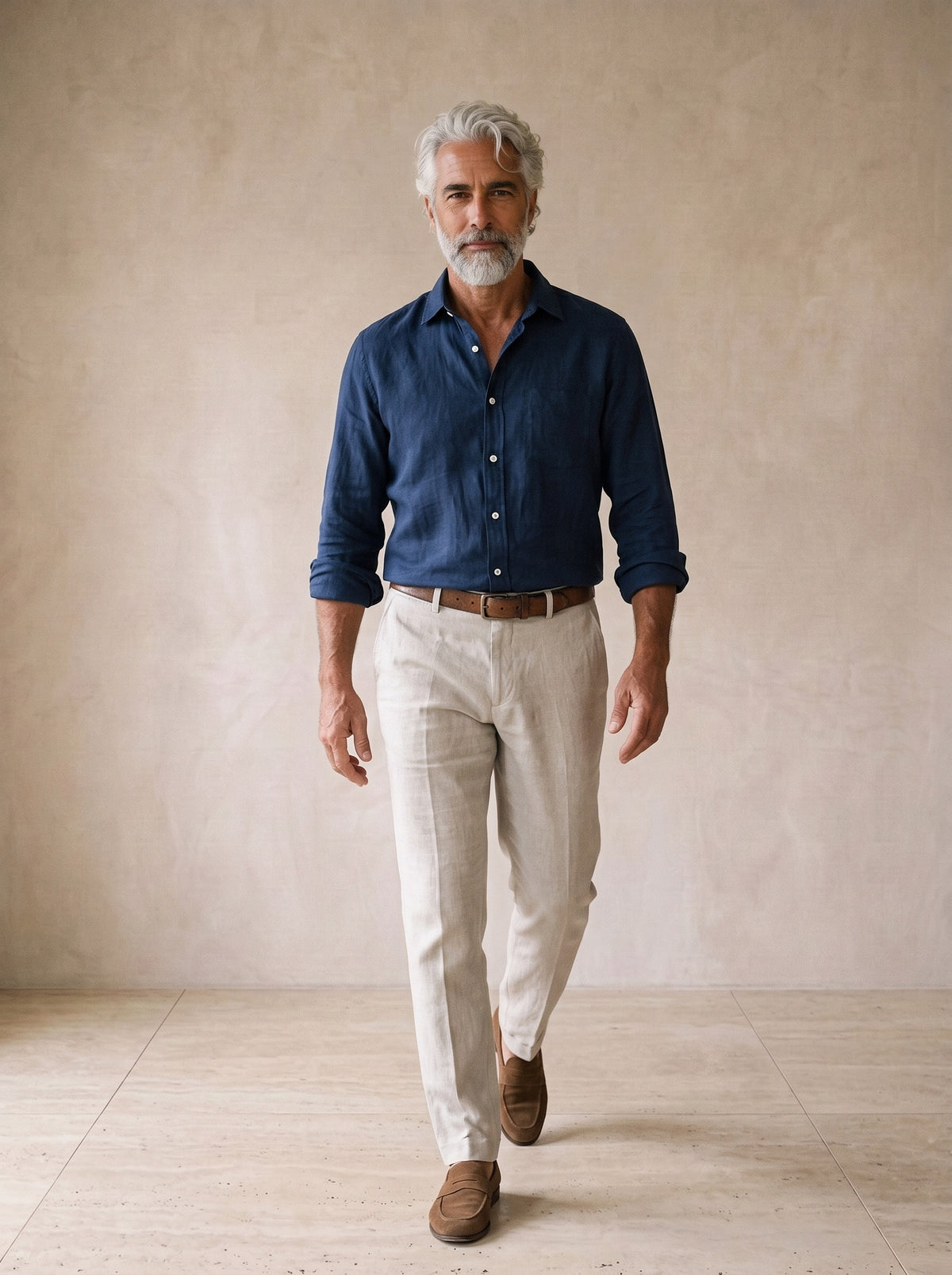Azul-marinho | Camisa social de linho slim Marselha azul-marinho – corpo inteiro, modelo caminhando