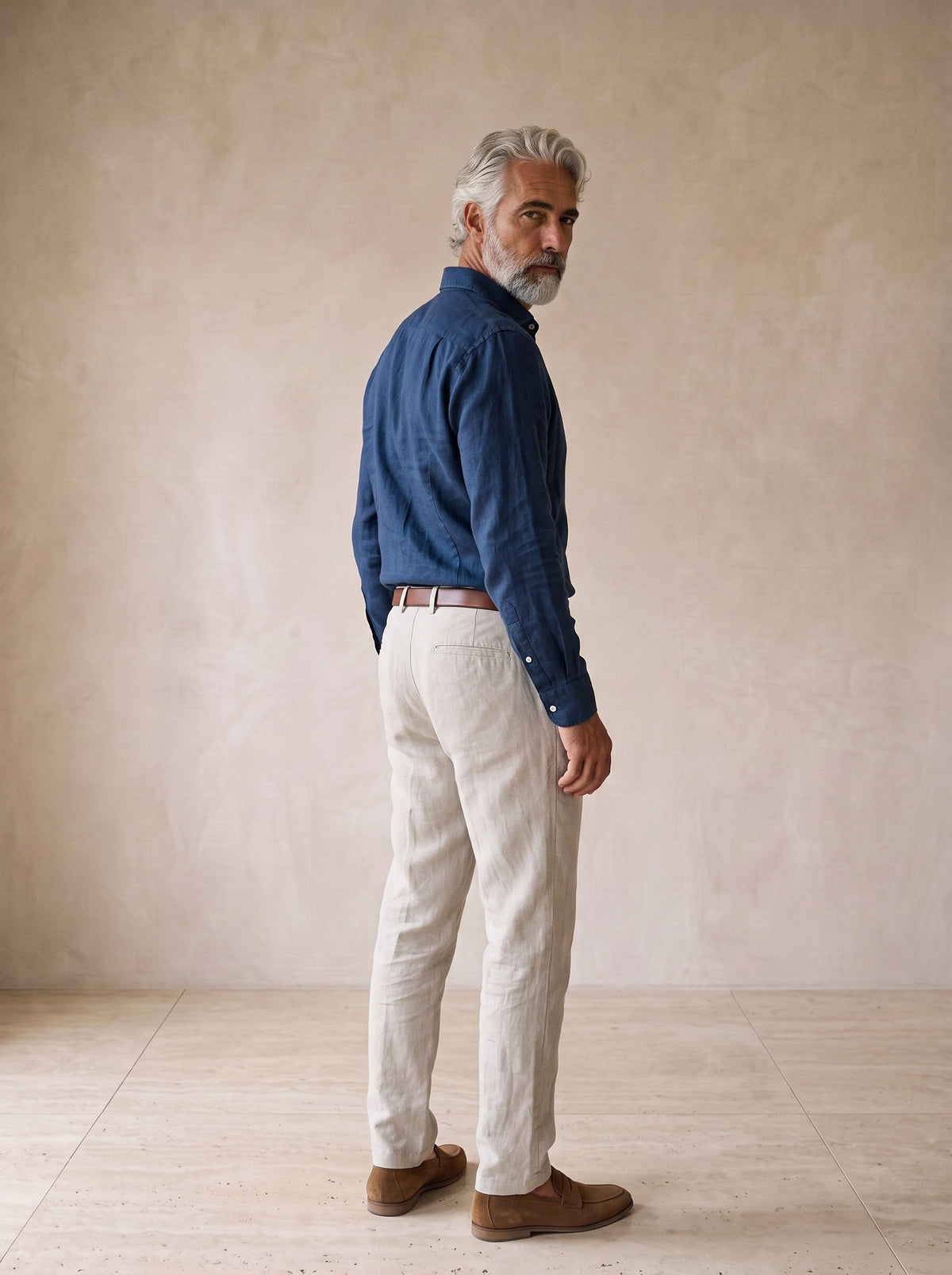 Azul-marinho | Camisa social de linho slim Marselha azul-marinho – costas, olhando por cima do ombro