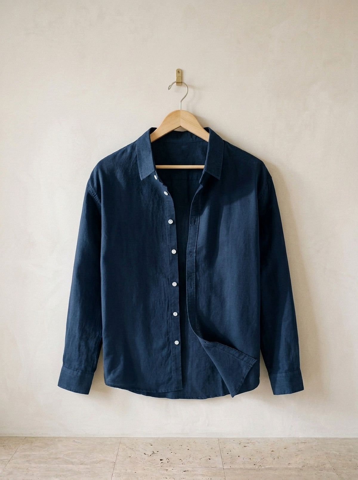 Azul-marinho | Camisa social de linho slim Marselha azul-marinho – peça sozinha, no cabide de madeira