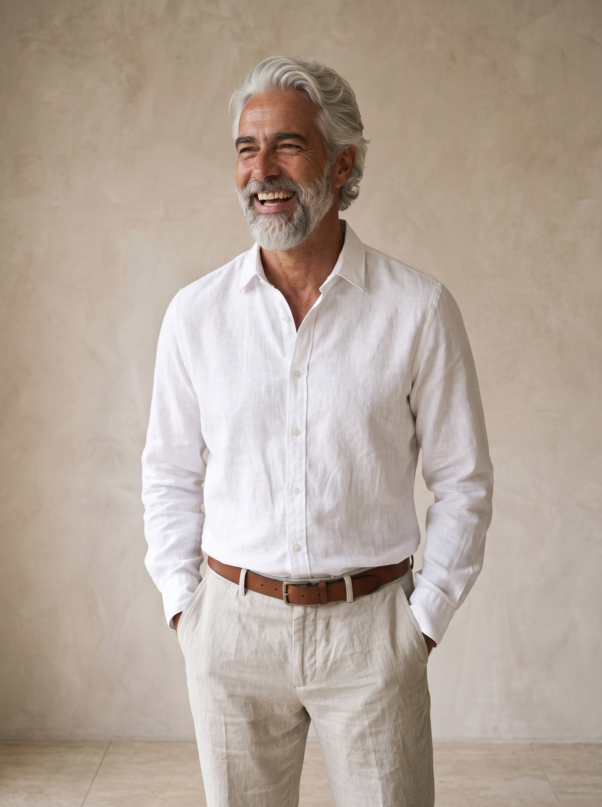 Branco | Camisa social de linho slim Marselha branco – modelo sorrindo, recorte médio