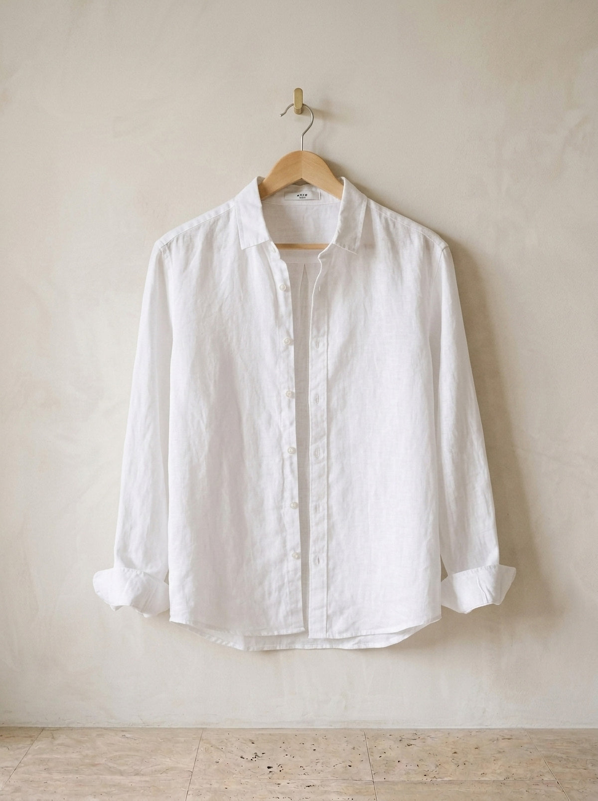 Branco | Camisa social de linho slim Marselha branco – peça sozinha, no cabide de madeira