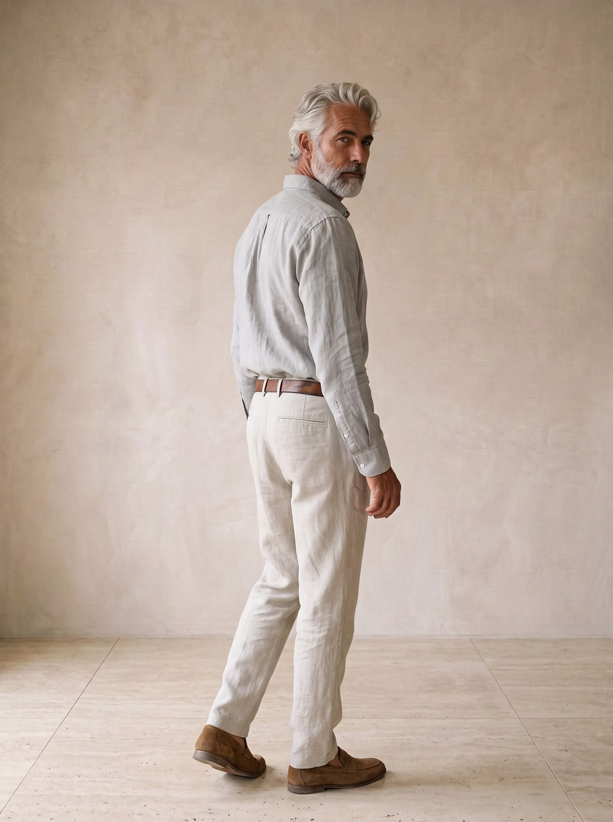 Cinza | Camisa social de linho slim Marselha cinza – costas, olhando por cima do ombro
