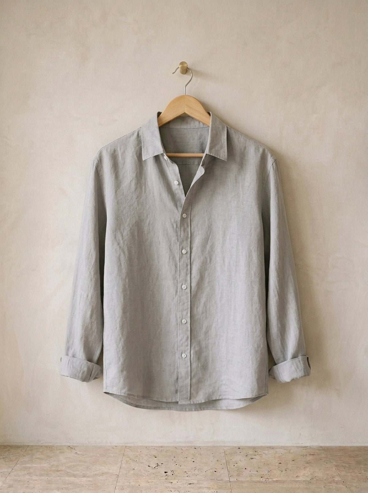 Cinza | Camisa social de linho slim Marselha cinza – peça sozinha, no cabide de madeira
