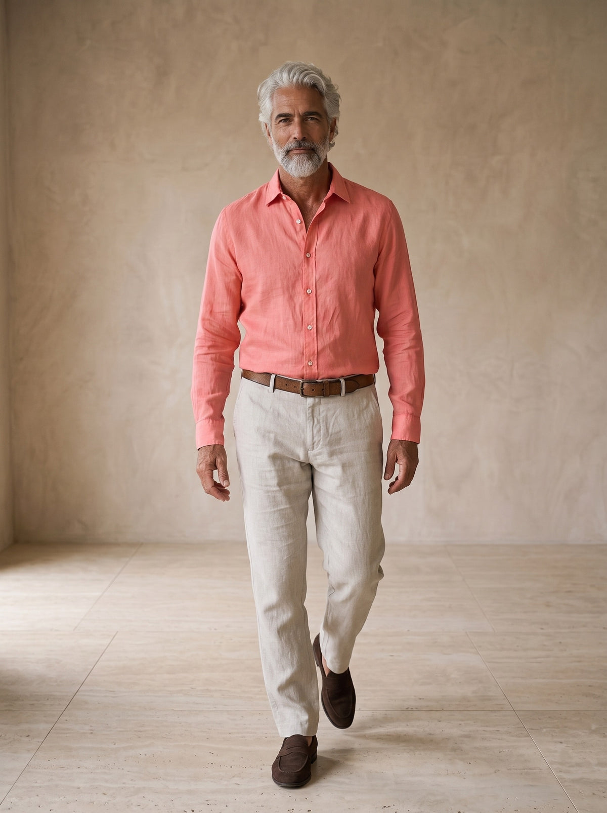 Salmão | Camisa social de linho slim Marselha salmão – corpo inteiro, modelo caminhando