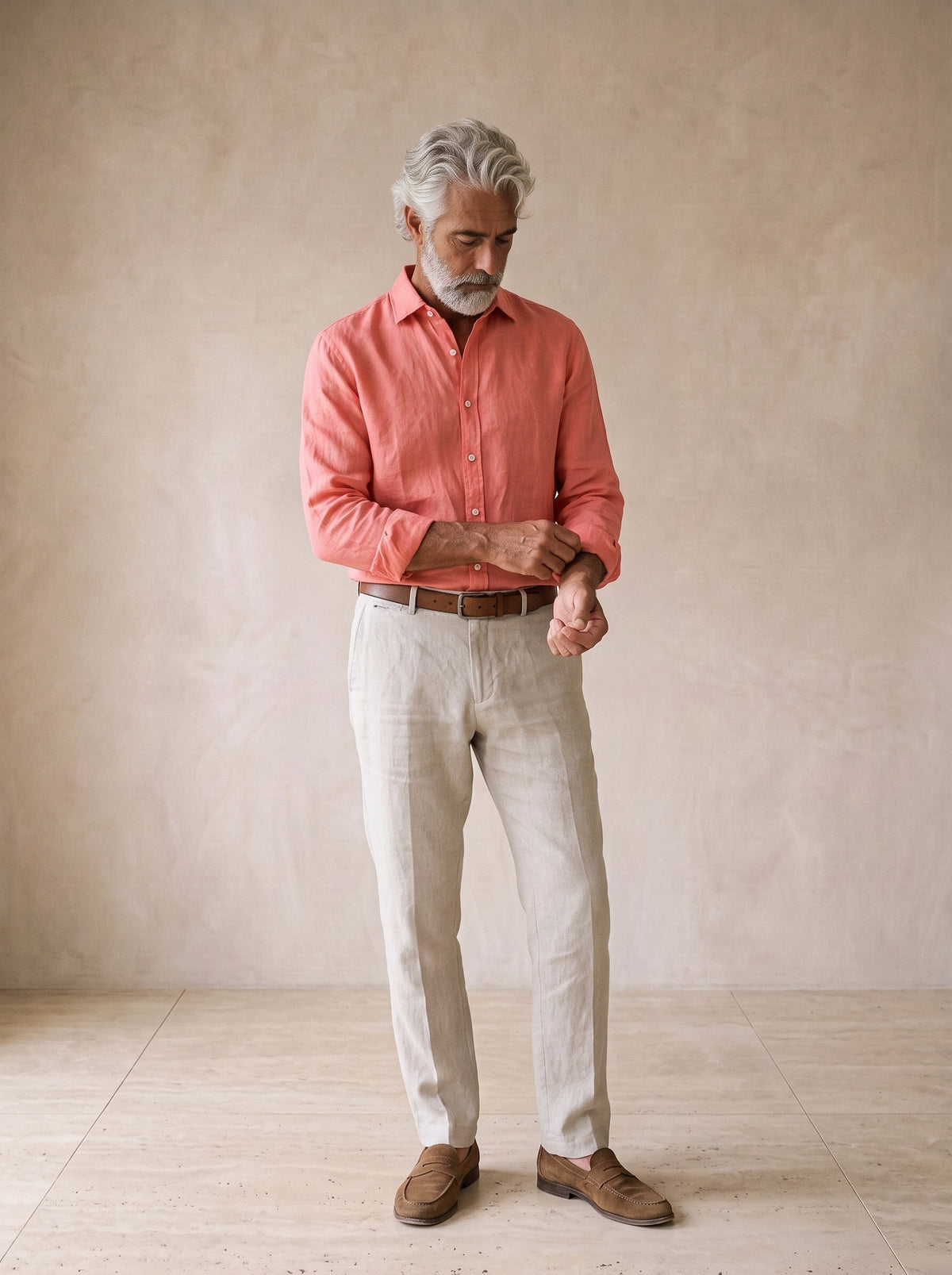 Salmão | Camisa social de linho slim Marselha salmão – modelo ajustando a manga