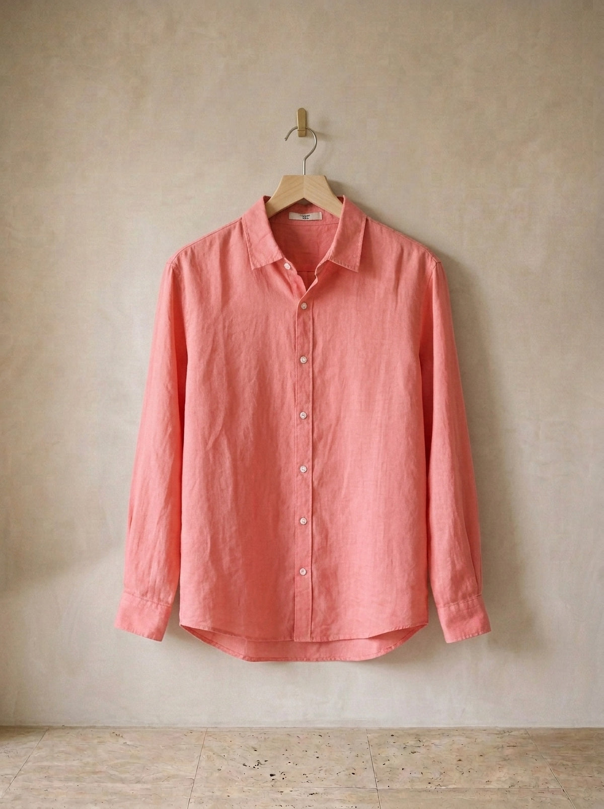Salmão | Camisa social de linho slim Marselha salmão – peça sozinha, no cabide de madeira