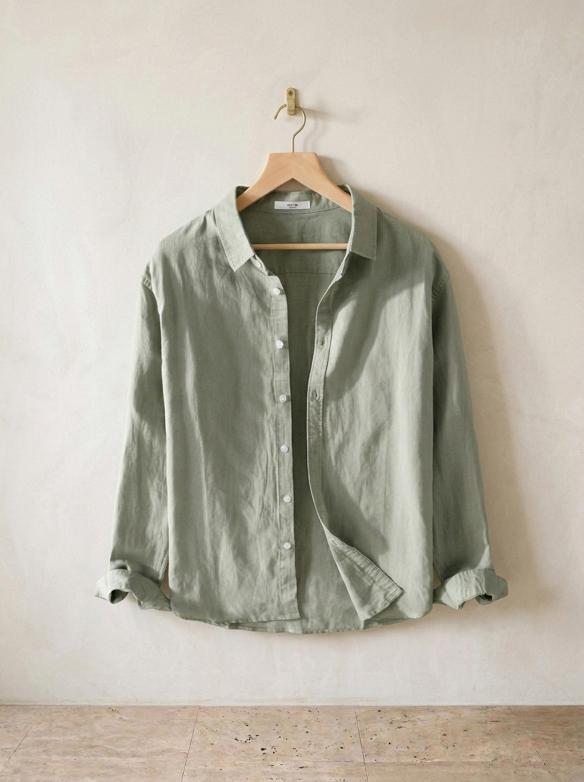 Verde | Camisa social de linho slim Marselha verde – peça sozinha, no cabide de madeira