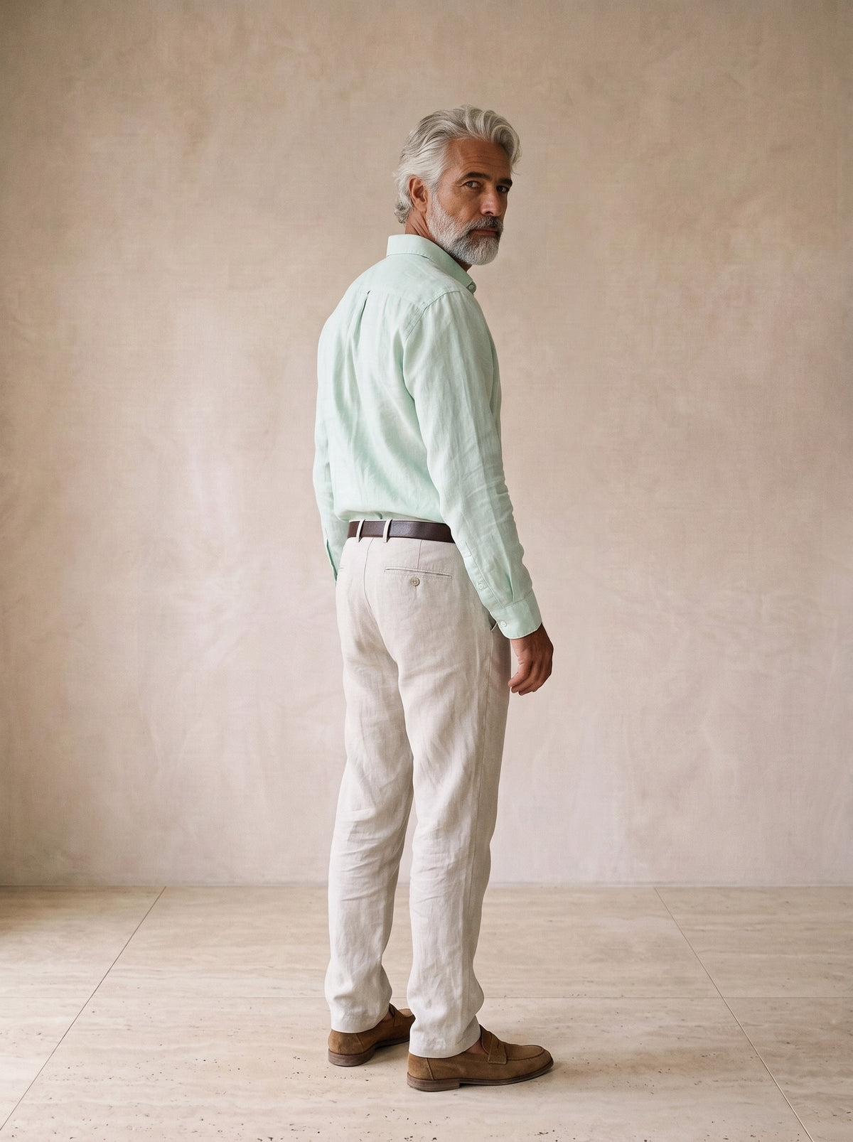 Verde-claro | Camisa social de linho slim Marselha verde-claro – costas, olhando por cima do ombro