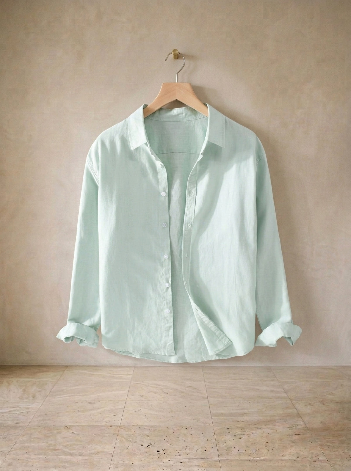 Verde-claro | Camisa social de linho slim Marselha verde-claro – peça sozinha, no cabide de madeira