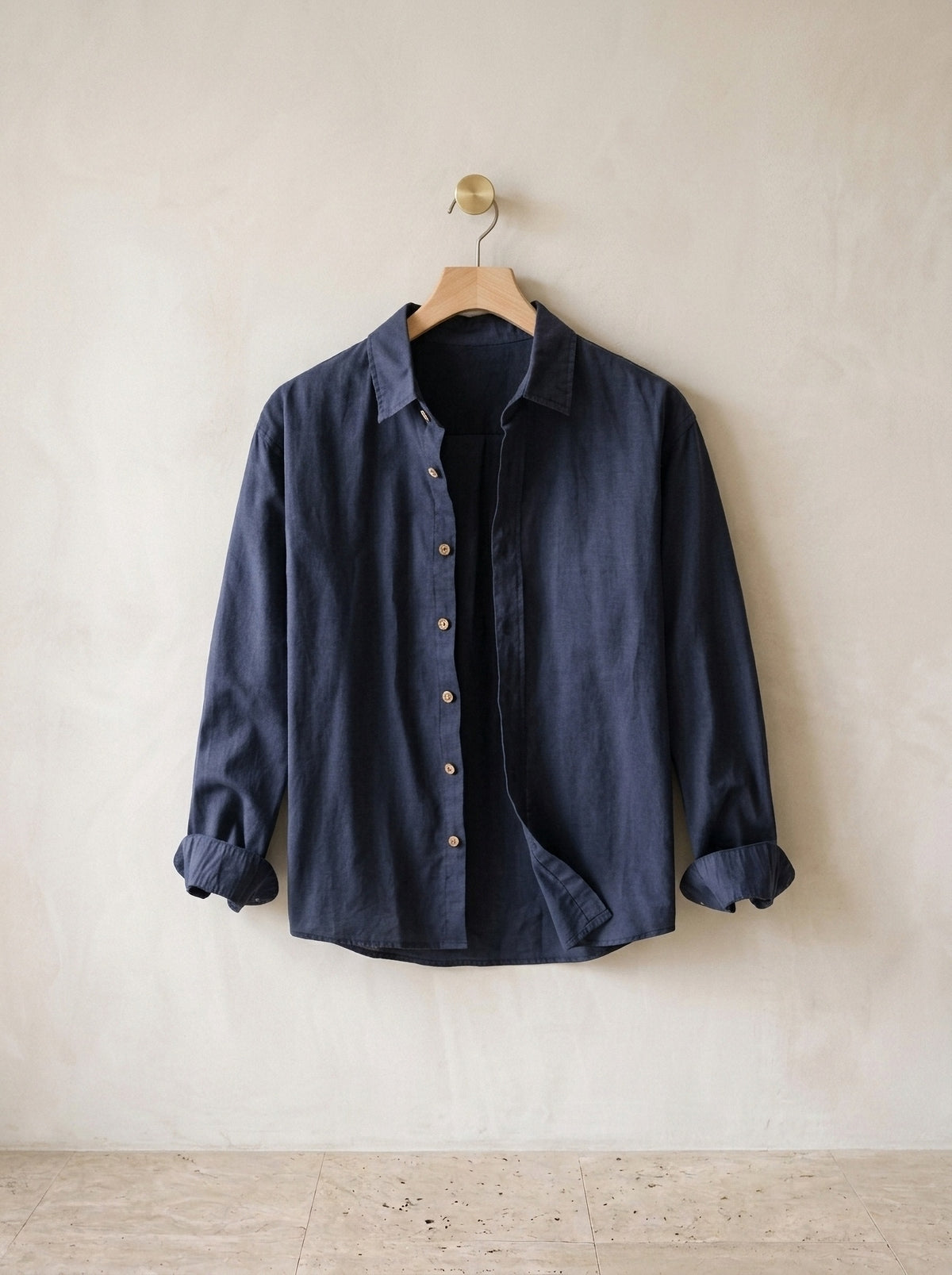 Azul-marinho | Camisa social Ménerbes azul-marinho – peça sozinha, no cabide de madeira