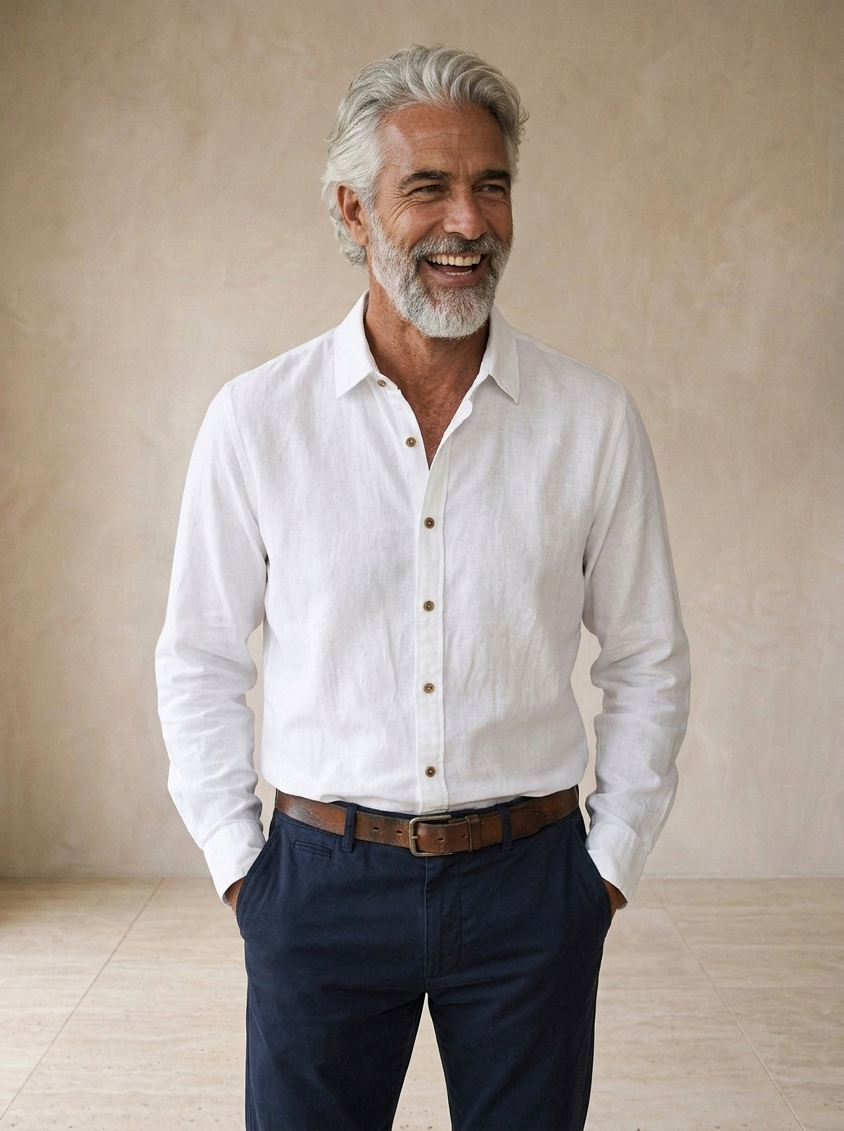Branco | Camisa social Ménerbes branco – modelo sorrindo, recorte médio
