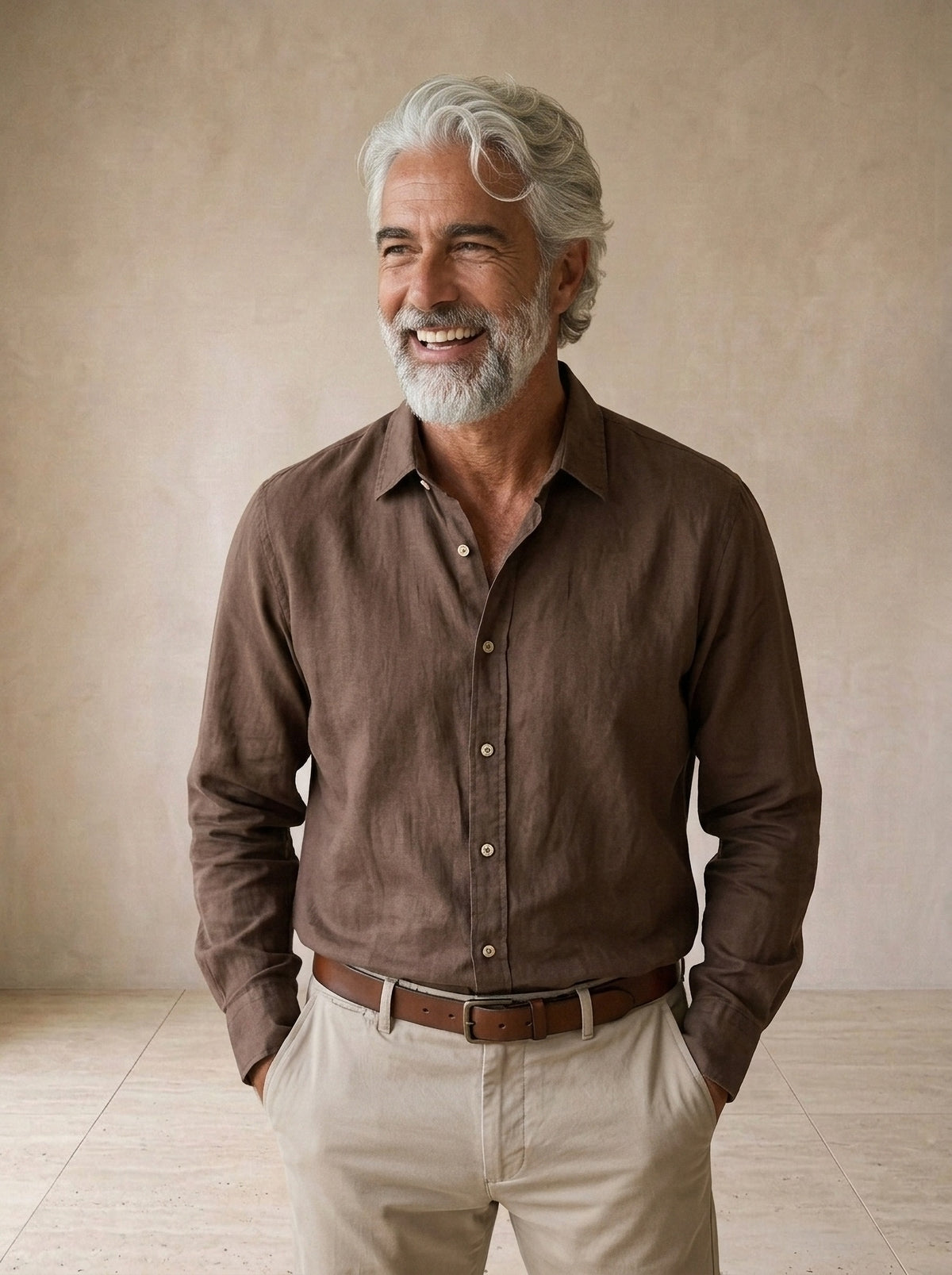 Marrom | Camisa social Ménerbes marrom – modelo sorrindo, recorte médio