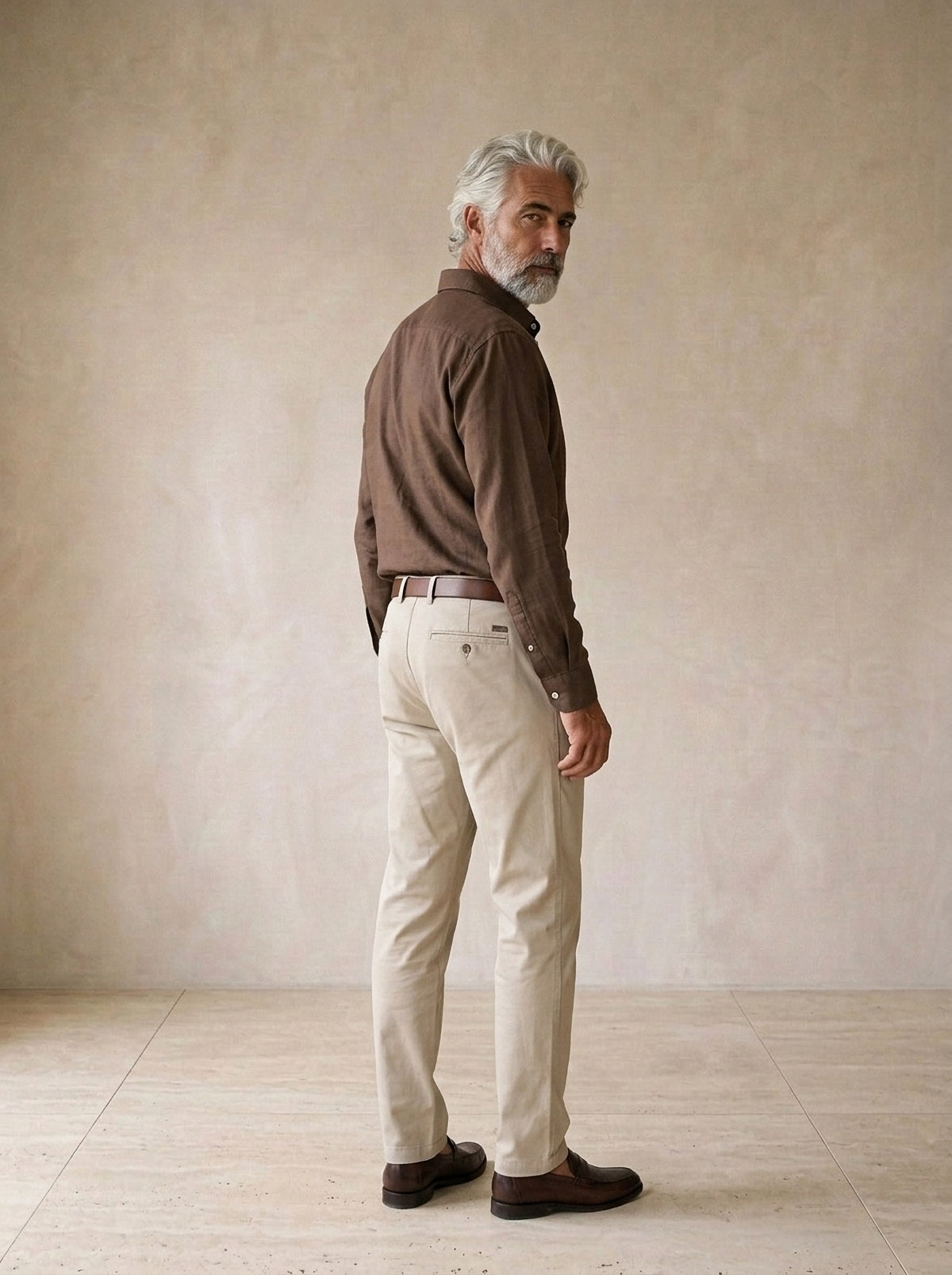 Marrom | Camisa social Ménerbes marrom – costas, olhando por cima do ombro