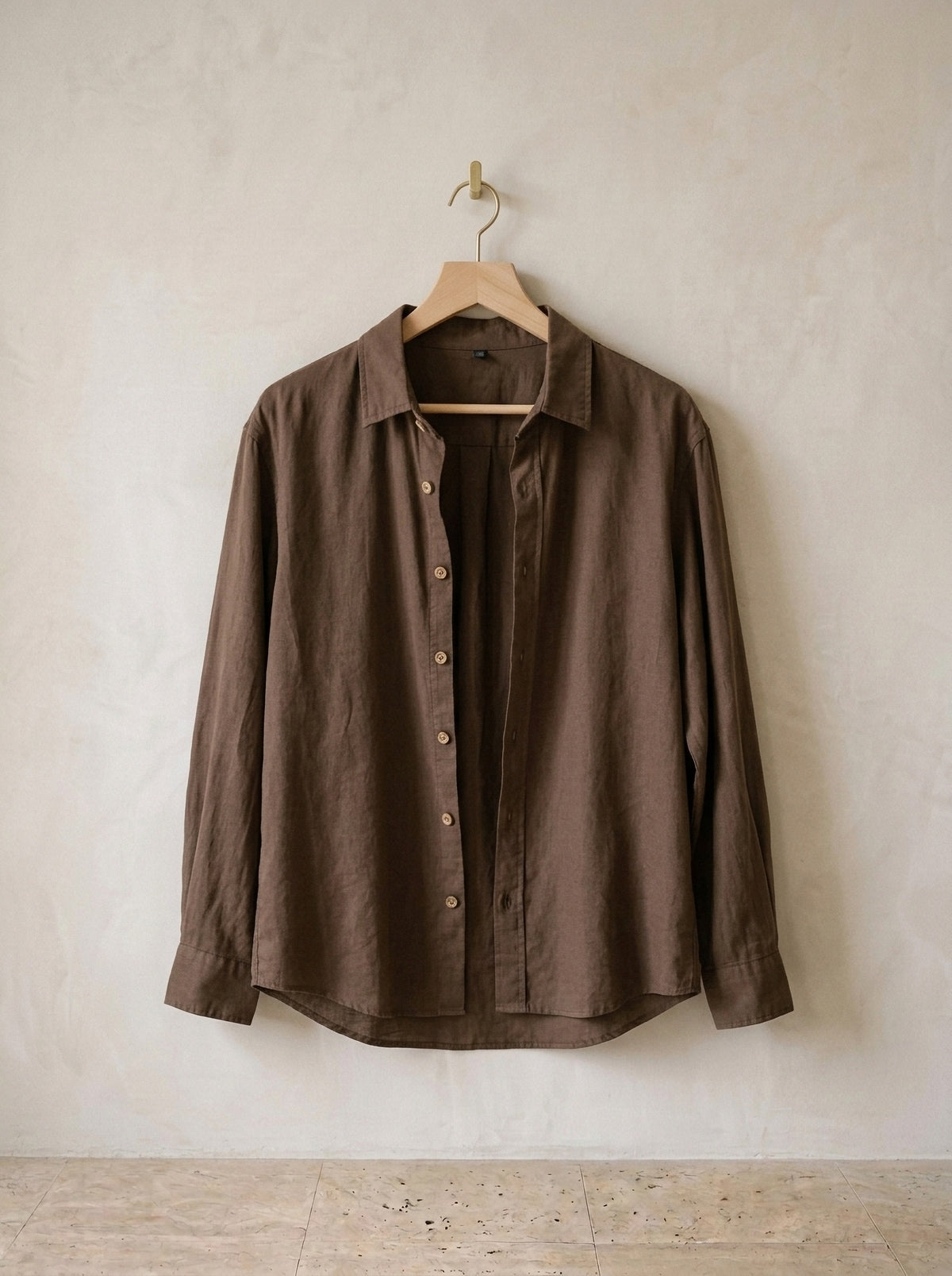 Marrom | Camisa social Ménerbes marrom – peça sozinha, no cabide de madeira