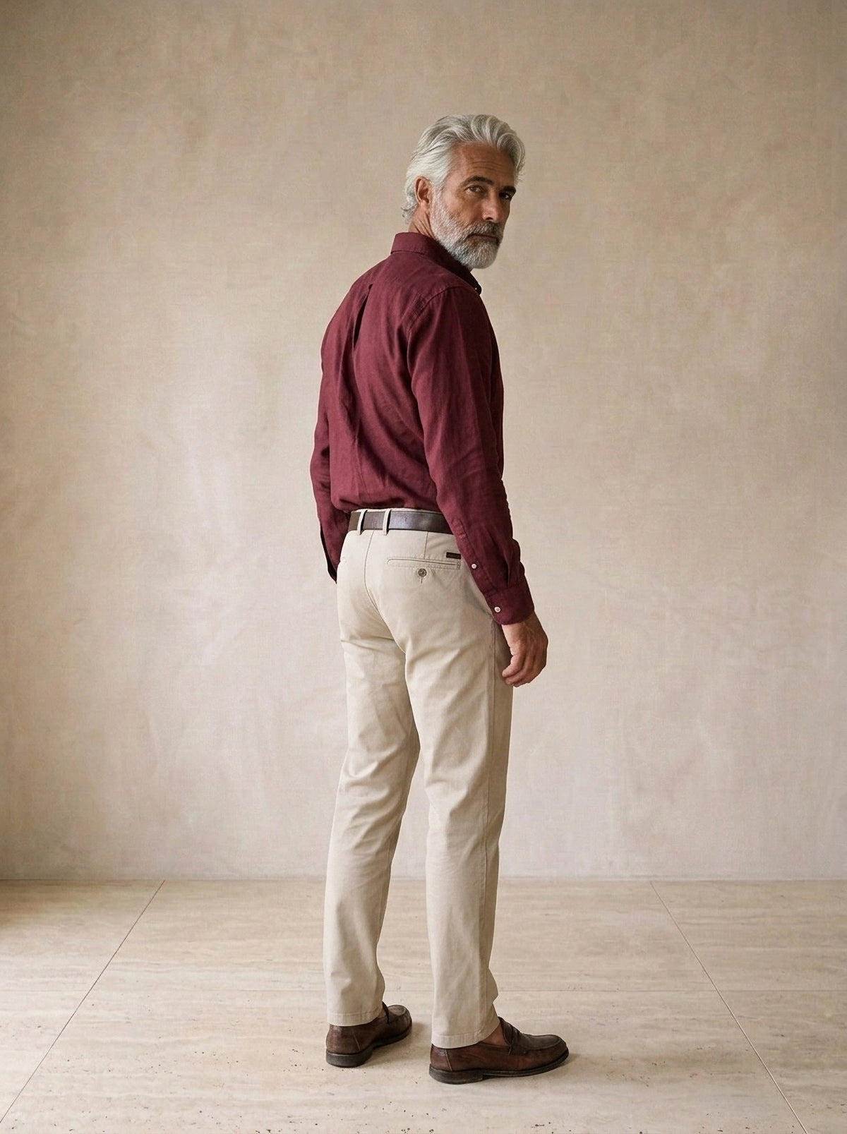 Vinho | Camisa social Ménerbes vinho – costas, olhando por cima do ombro